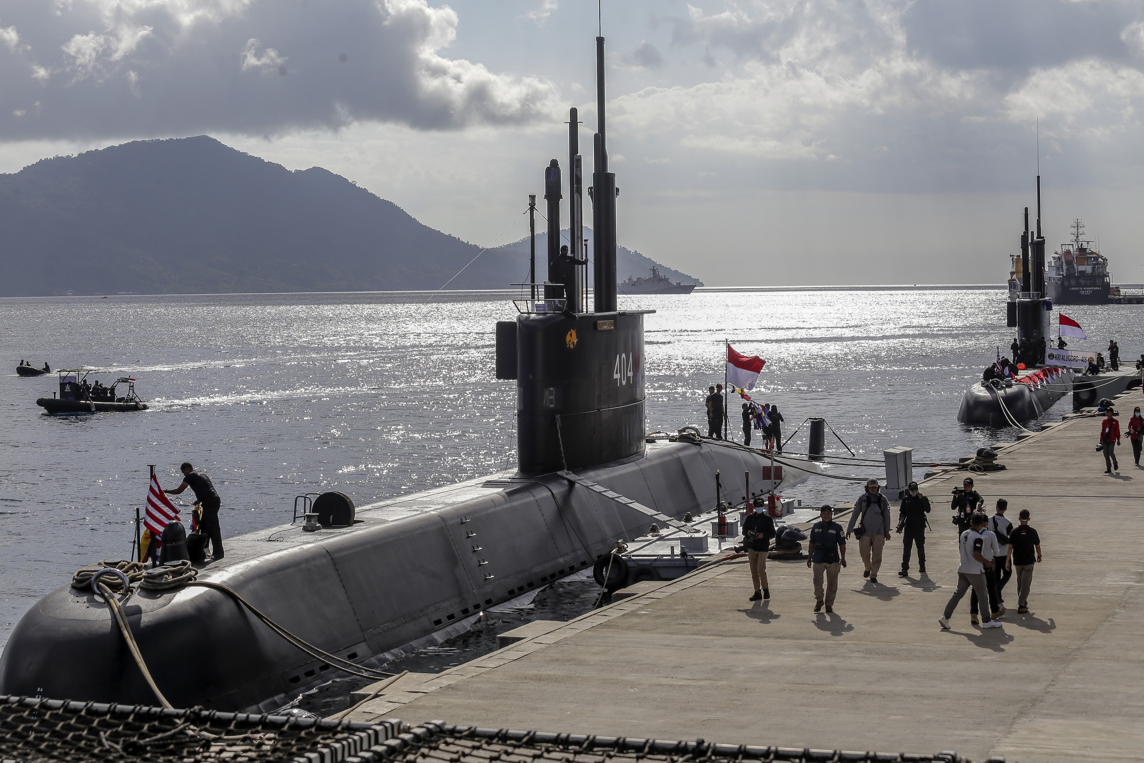 Dua kapal selam bersandar di dermaga wilayah Natuna, Kepulauan Riau.
