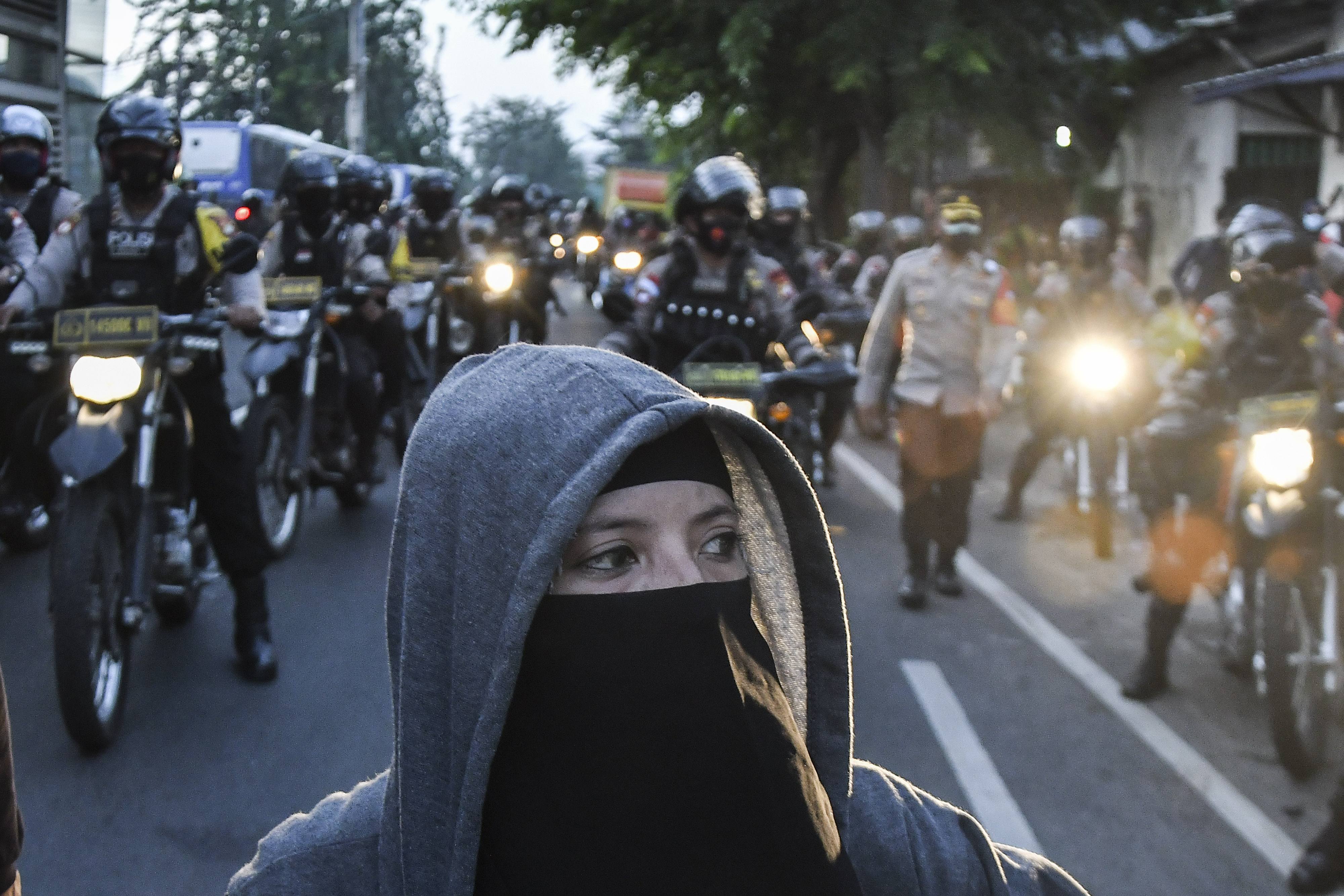 Pengamanan sidang Rizieq di Jalan Raya Penggilingan, Jakarta Timur, Kamis (27/5)