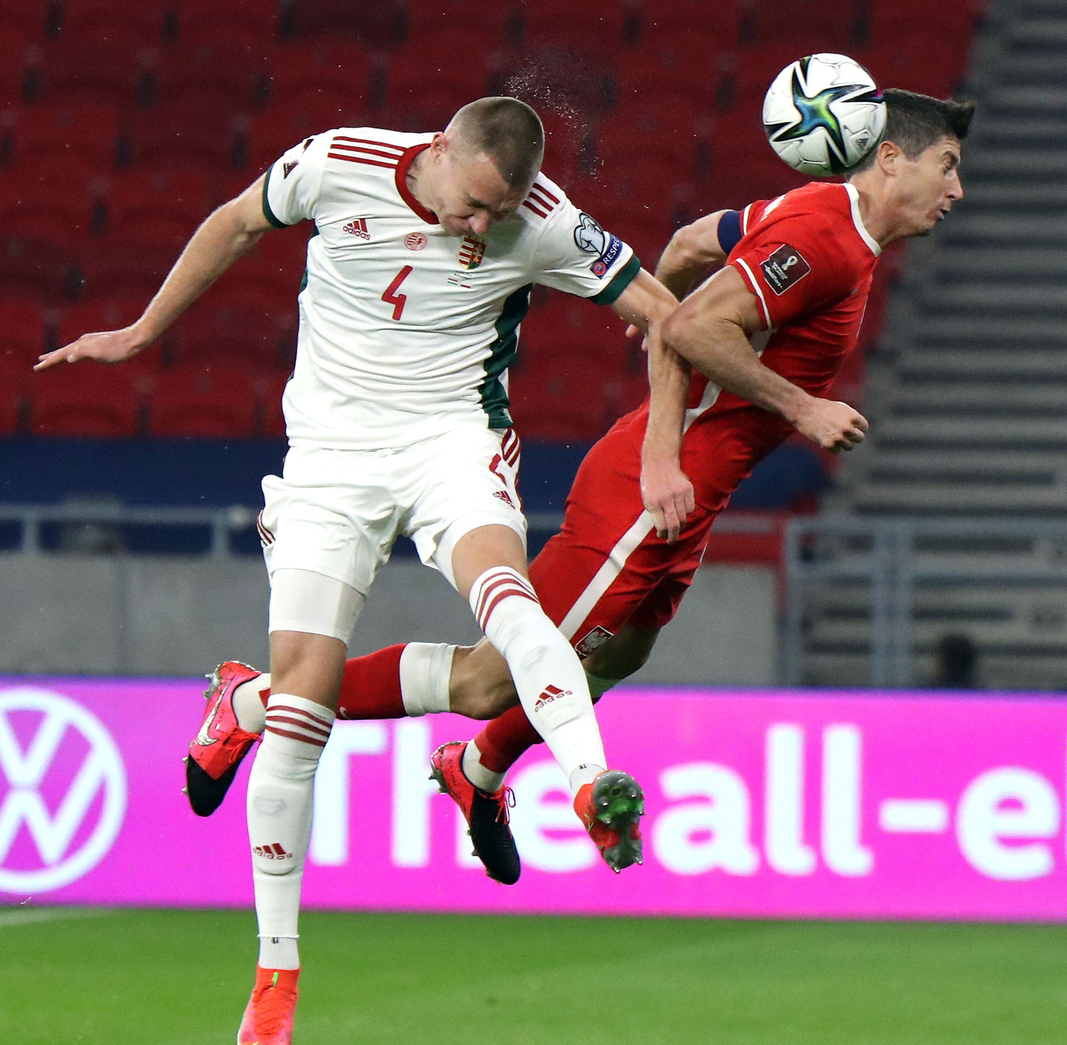 Bek Hongaria Attila Szalai berusaha menghentikan gerakan penyerang timnas Polanda Robert Lewandowski di laga persahabatan. 