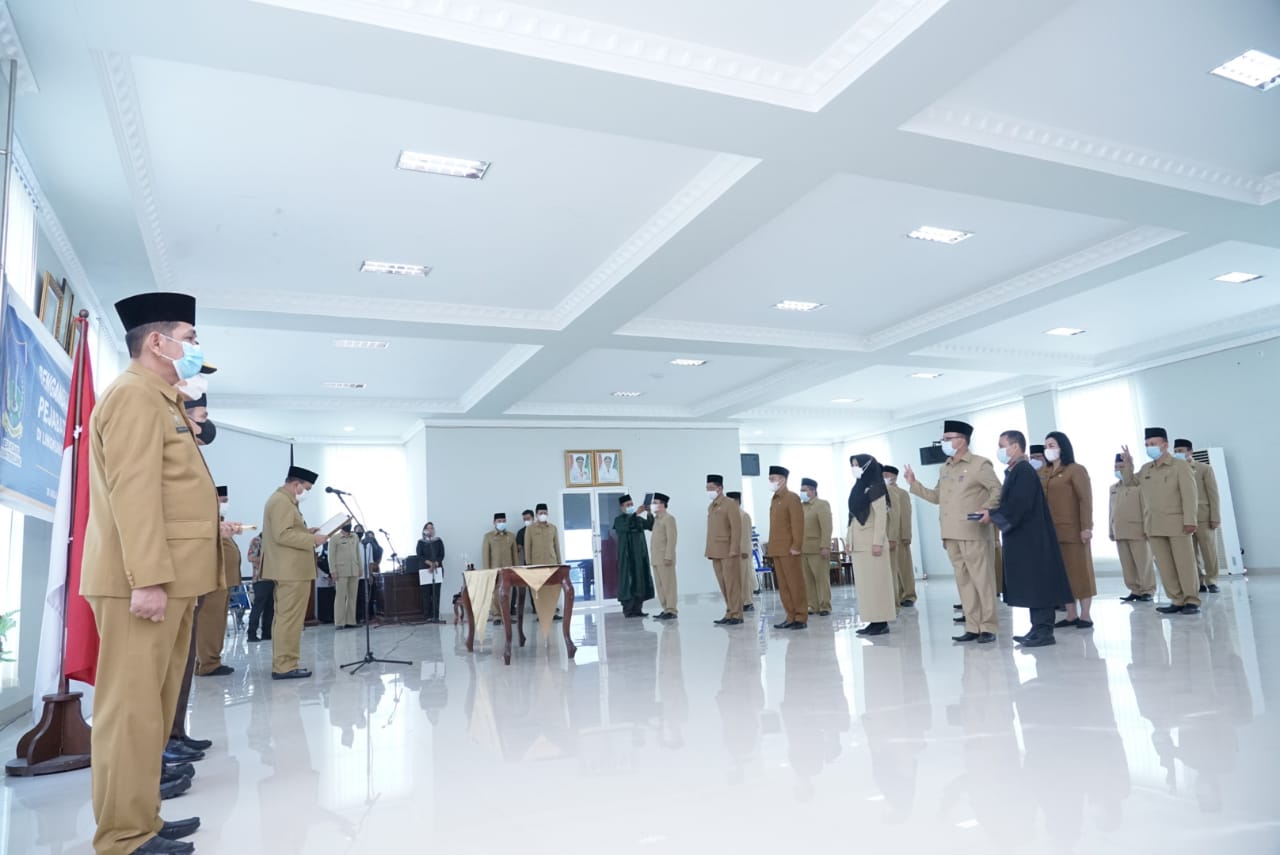 Pelantikan 21 pejabat oleh Wali Kota Tebing Tinggi Umar Zunaidi Hasibuan, di Balaikota Tebing Tinggi, Kamis (10/6) 