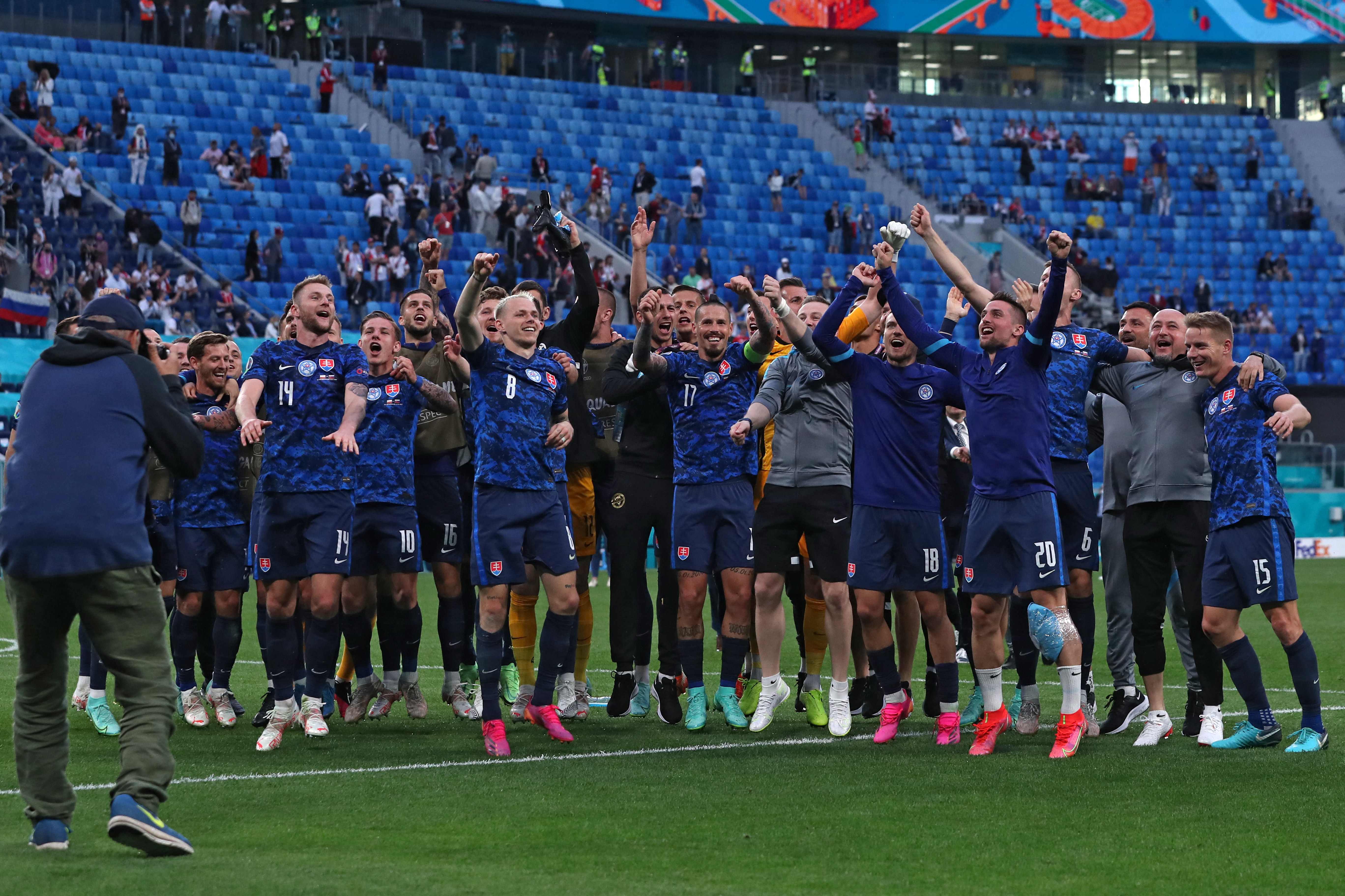 Slovakia atasi 10 pemain Polandia dengan Skor 2-1