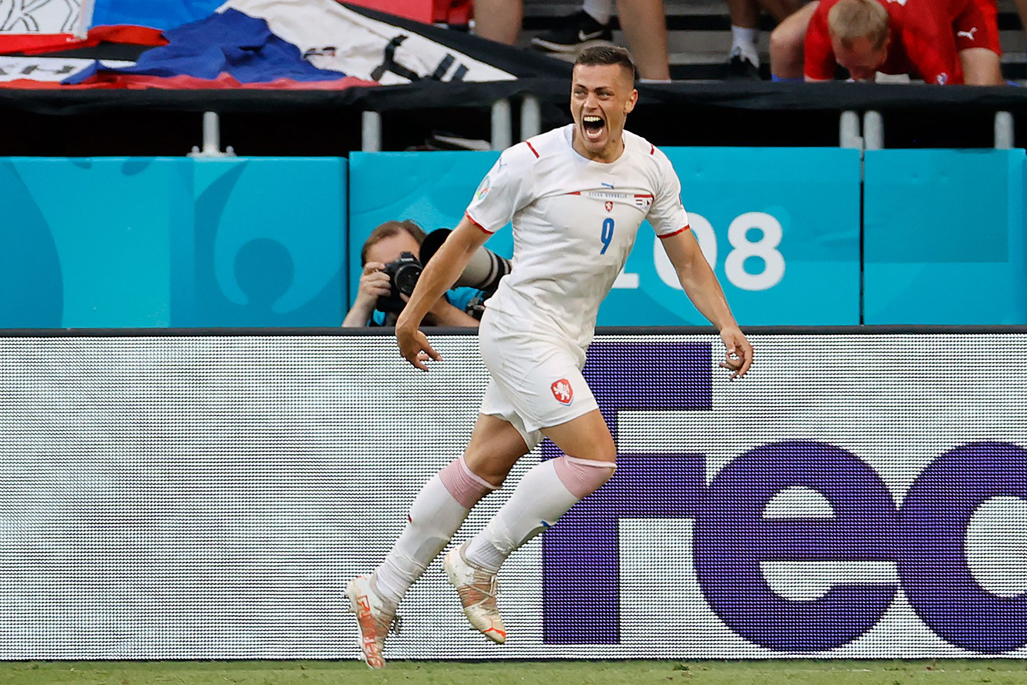 Gelandang Rep Ceko Tomas Holes melakukan selebrasi usai mencetak gol ke gawang Belanda di laga Piala Eropa 2020.