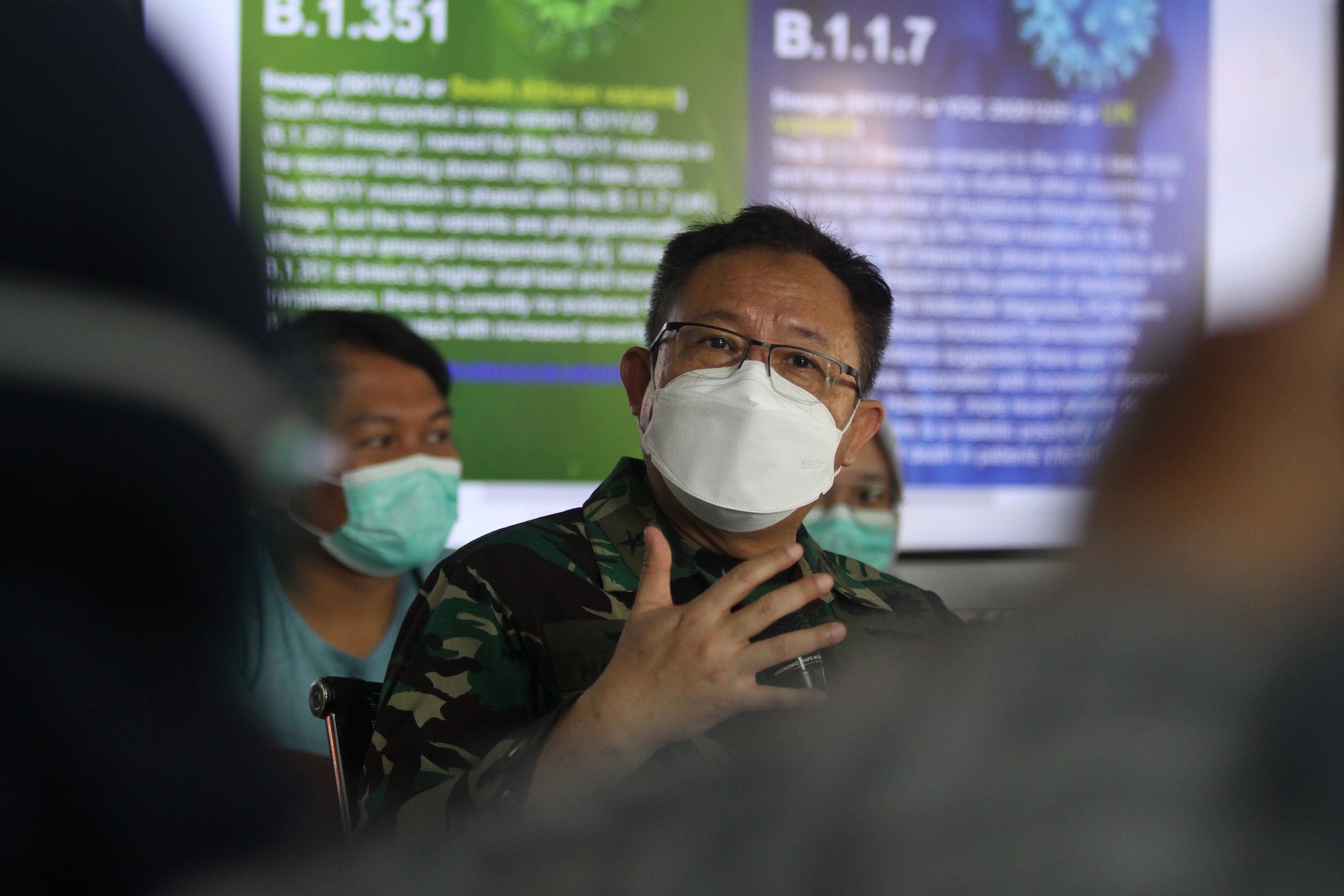 Penanggung Jawab RSLI I Dewa Gede Nalendra Djaya memberikan keterangan terkait temuan mutasi virus korona di Surabaya, Selasa (18/5/2021)