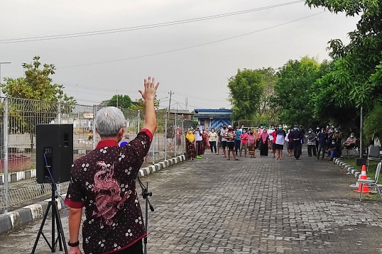 Gubernur Jawa Tengah Ganjar Pranowo menyapa warga sedang isolasi di Asrama Haji Donohudan, Rabu (9/6).