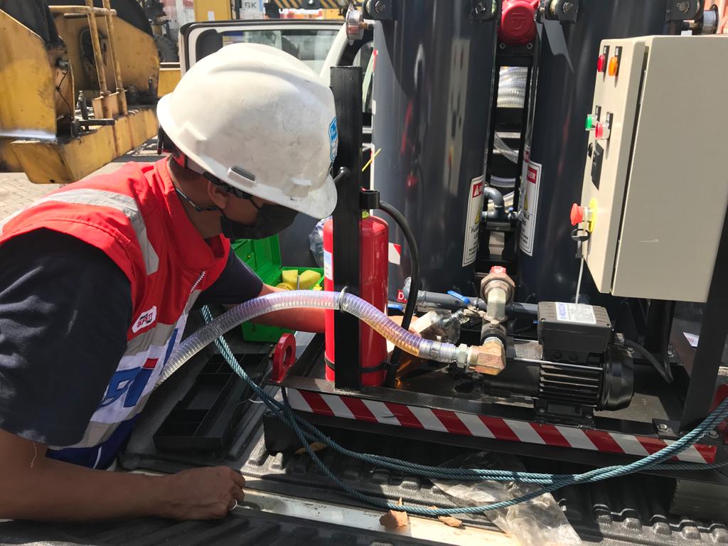 Teknisi PT BIMA sedang mempersiapkan filter engine untuk Biosolar B30 di RTG di Terminal Petikemas Semarang, Jawa Tengah.