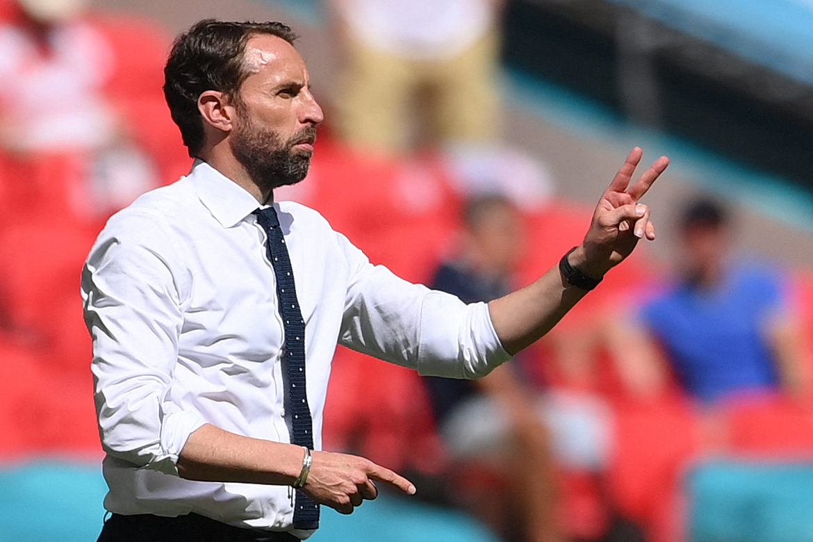 Pelatih timnas Inggris Gareth Southgate memberi instruksi kepada pemainnya saat timnya melawan timnas Kroasia. 