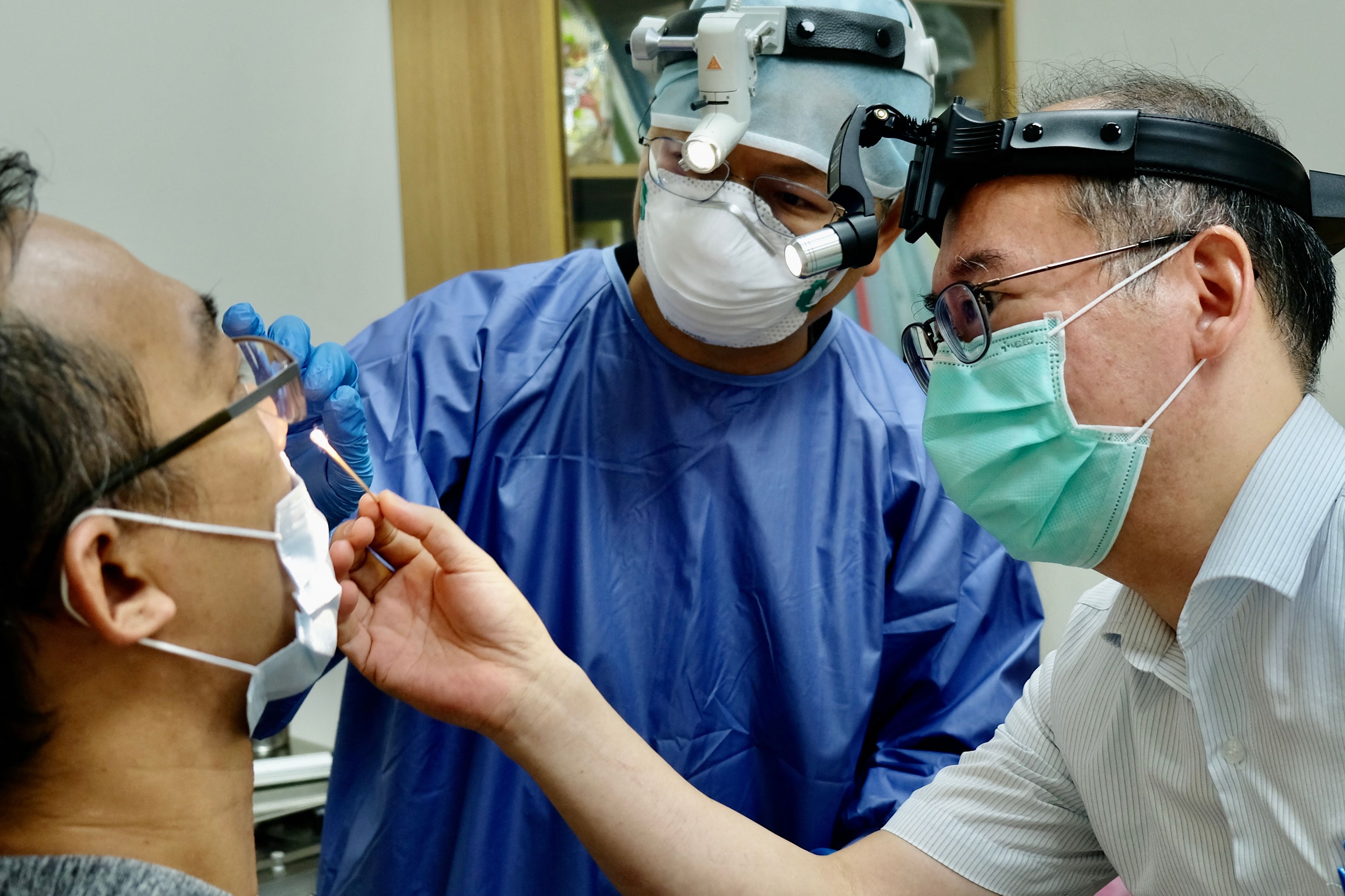 Seorang dokter mengajari rekan sejawatnya mengenai bagaimana melakukan swab test covid-19 di Hsinchu, Taiwan.