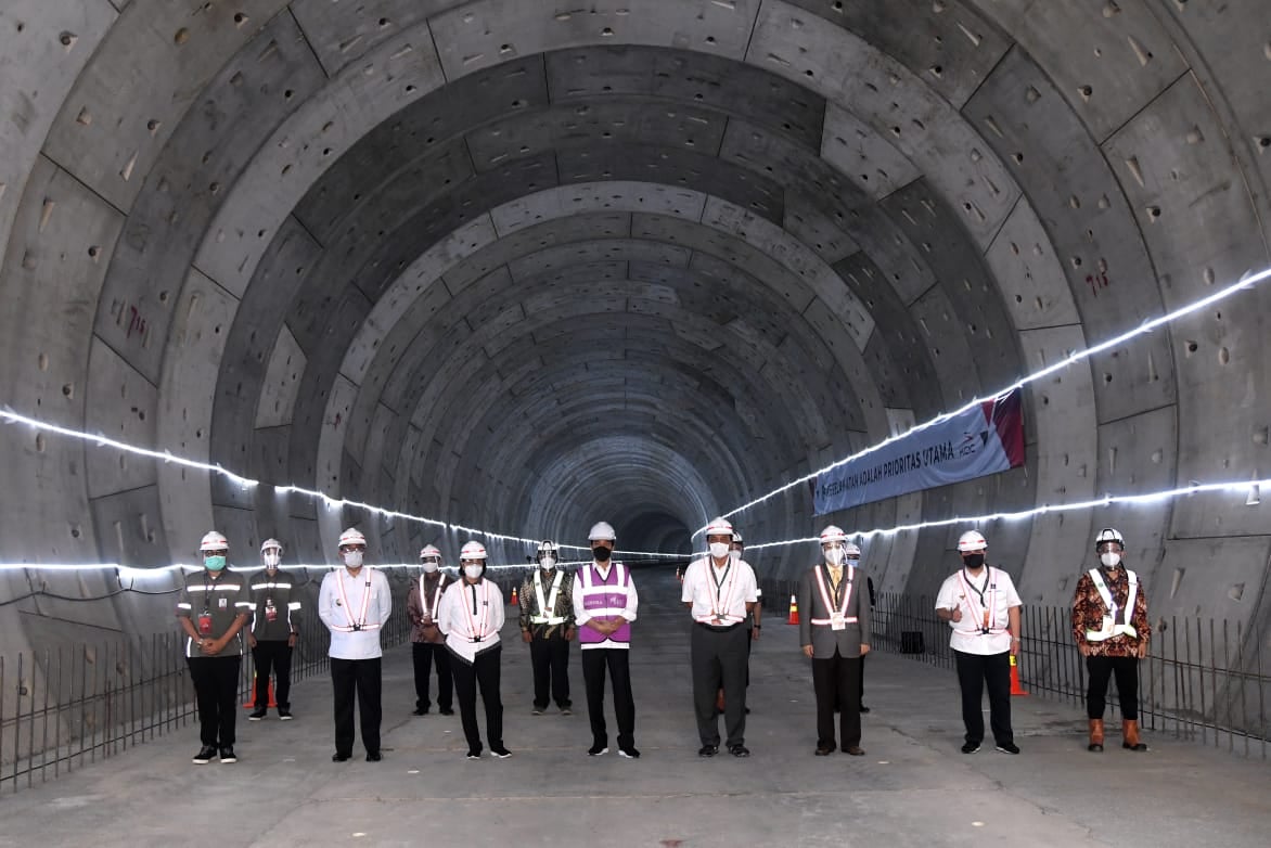 Presiden Joko Widodo meninjau pembangunan Kereta Cepat Jakarta Bandung di Cikarang, Kabupaten Bekasi, Jawa Barat, Selasa (18/5)