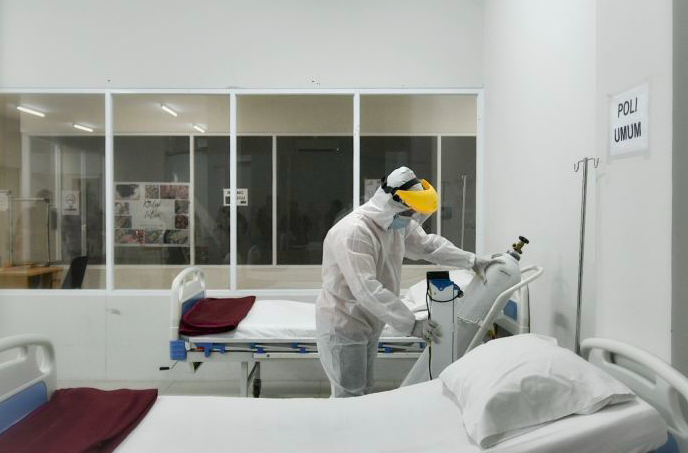 Petugas menyiapkan kamar yang akan digunakan sebagai ruang perawatan di Tower 8 RSDC, Pademangan, Jakarta, Selasa (15/6).