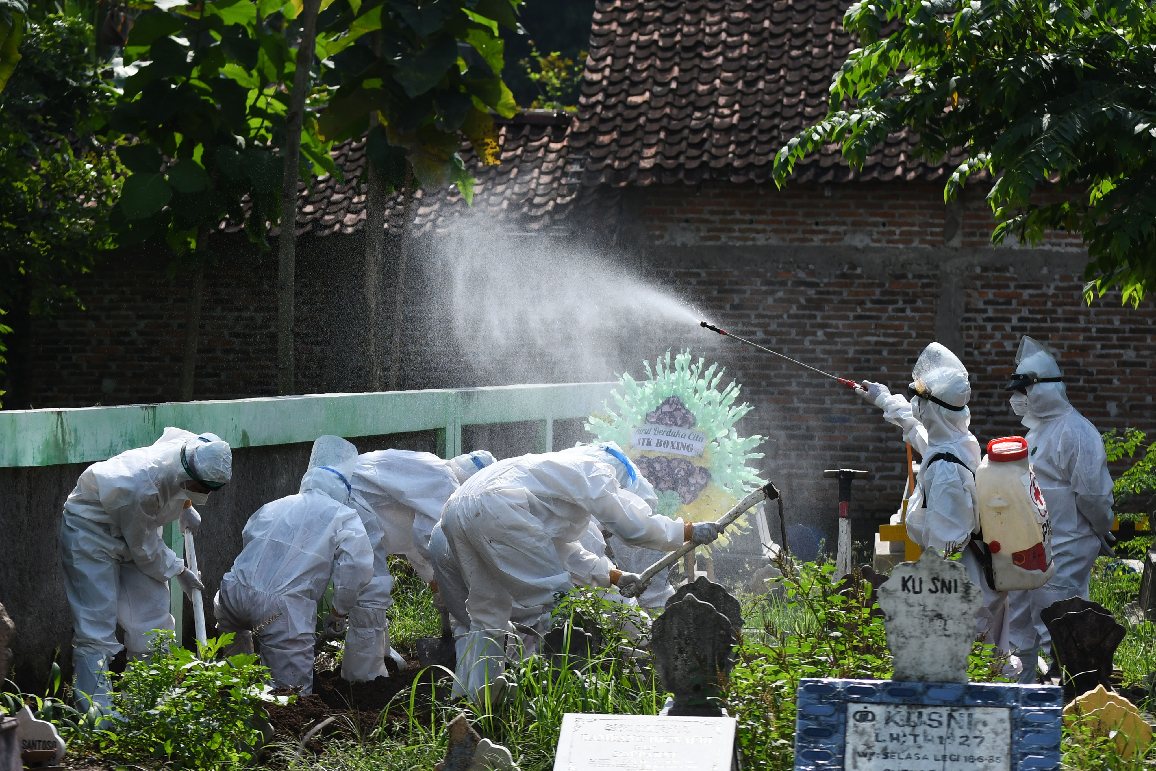 Ilustrasi pemakaman jenazah covid-19
