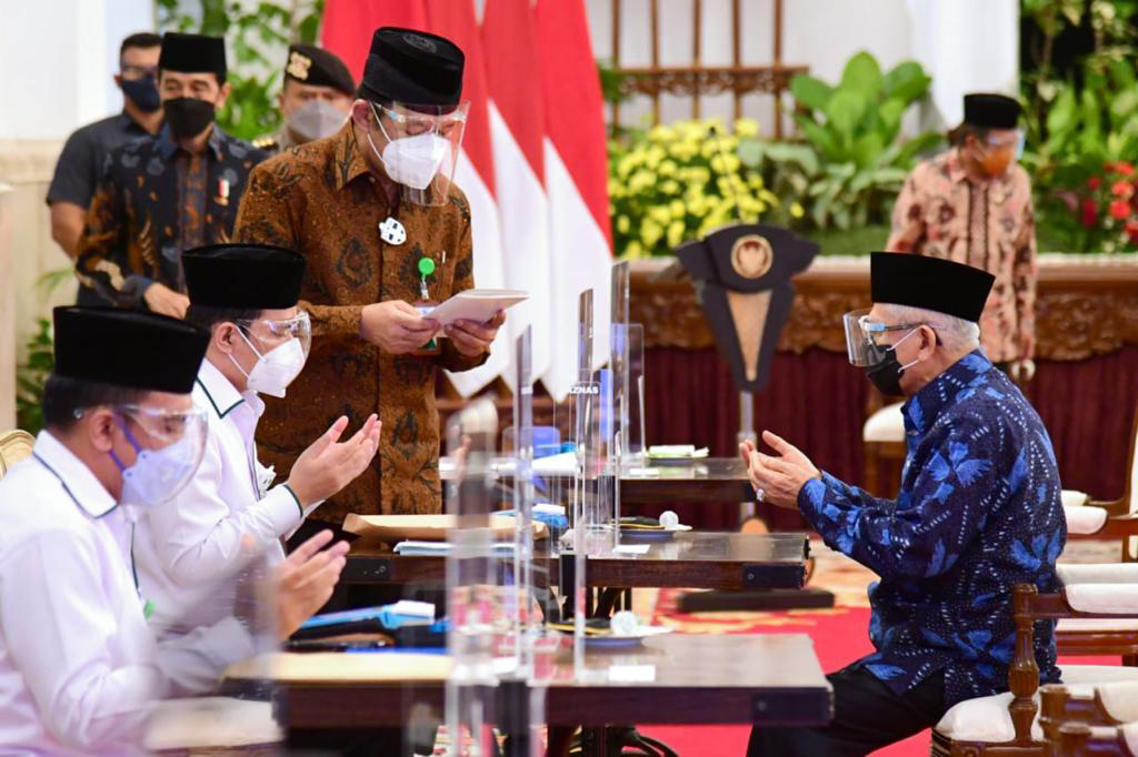 Wapres Ma'ruf Amin saat membayarkan zakat melalui Baznas di Istana Negara.