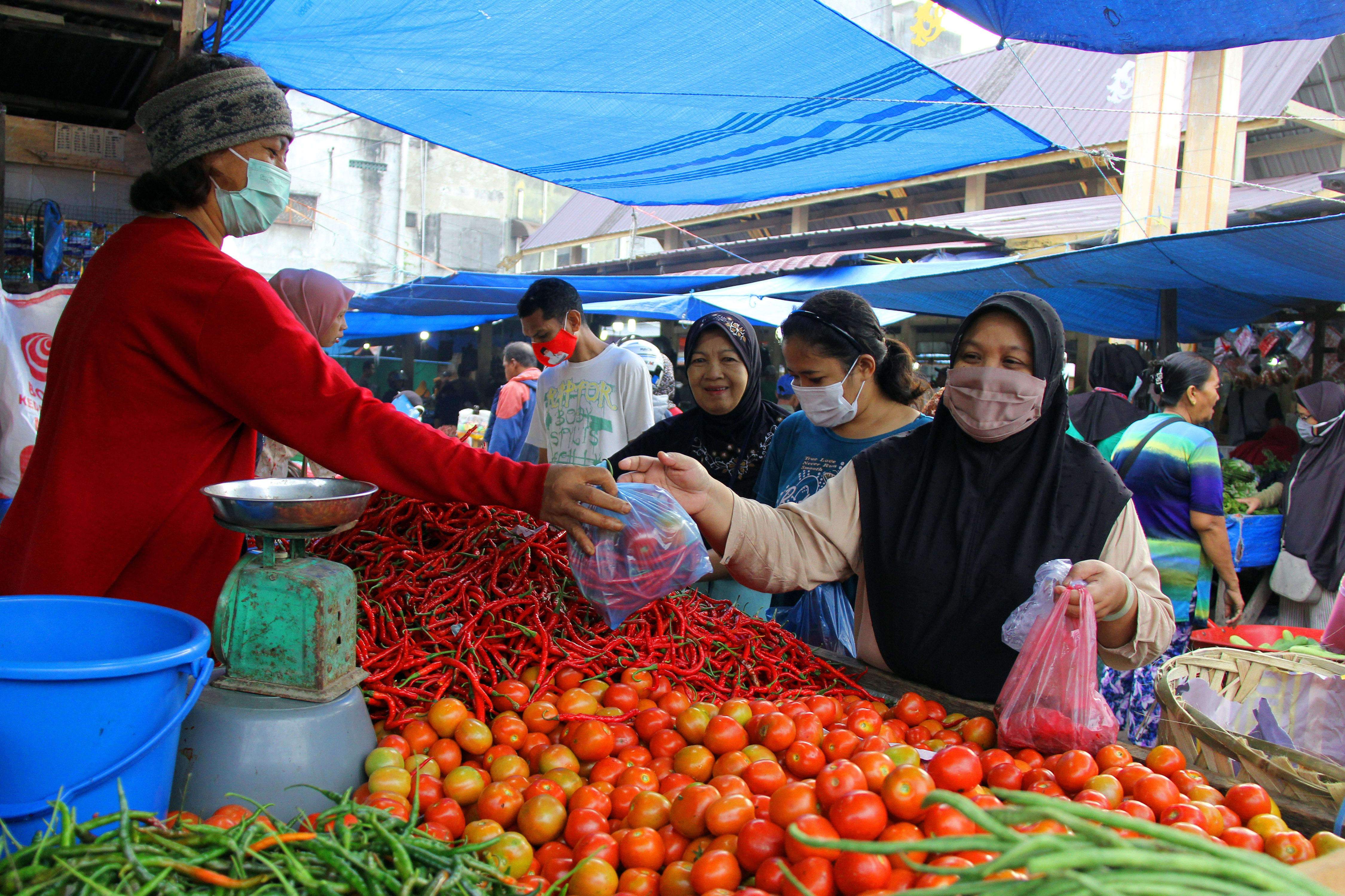 Pedagang sembako melayani pembeli di Pasar Pulo Payung Dumai, Riau.
