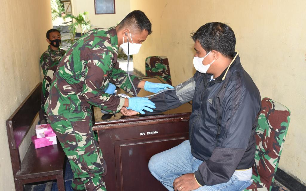 Kegiatan vaksinasi Covid-19 untuk masyarakat di SDN 8 Arfai, Papua Barat, Senin (28/6).