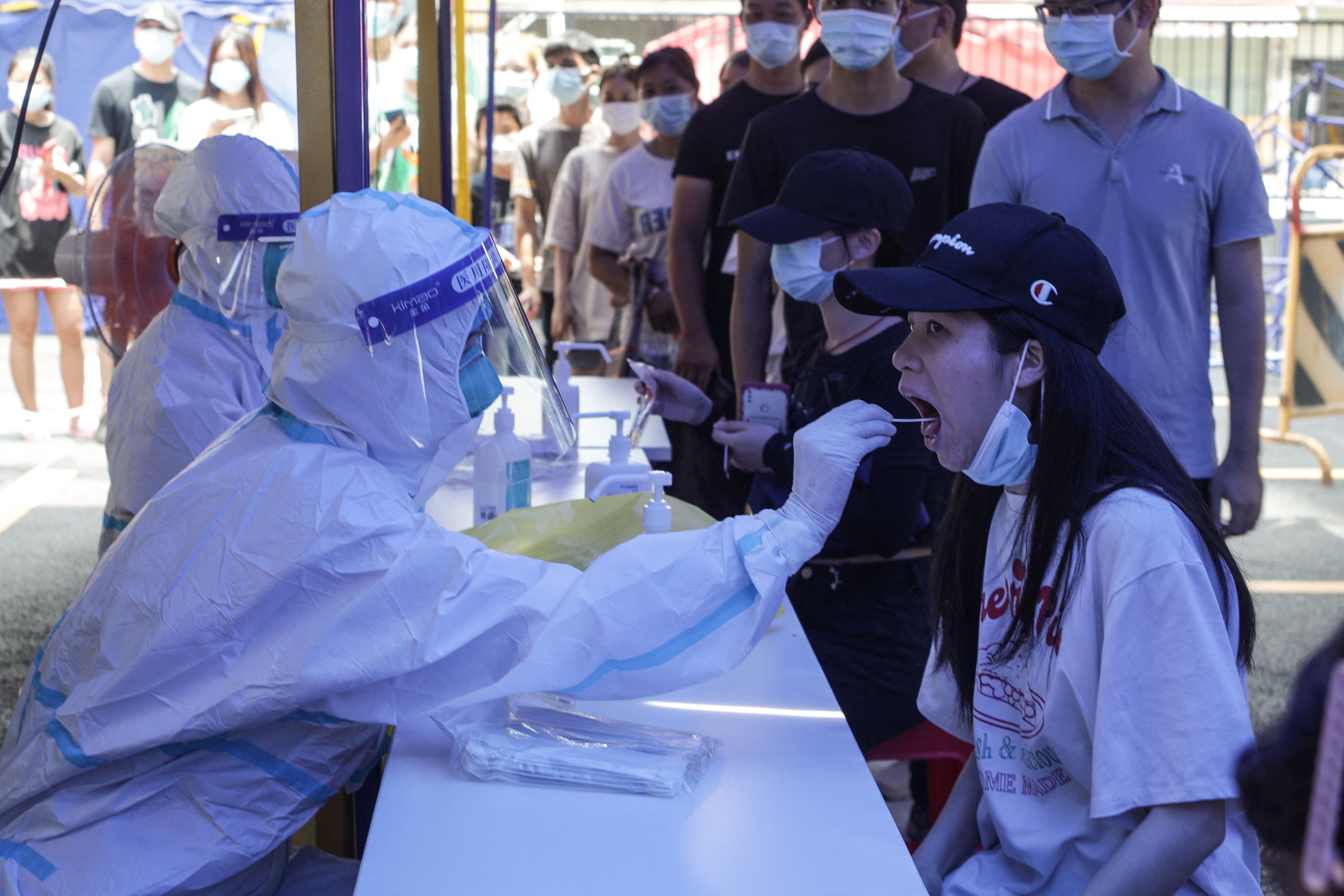 Warga di Guangzhou melakukan swab tes