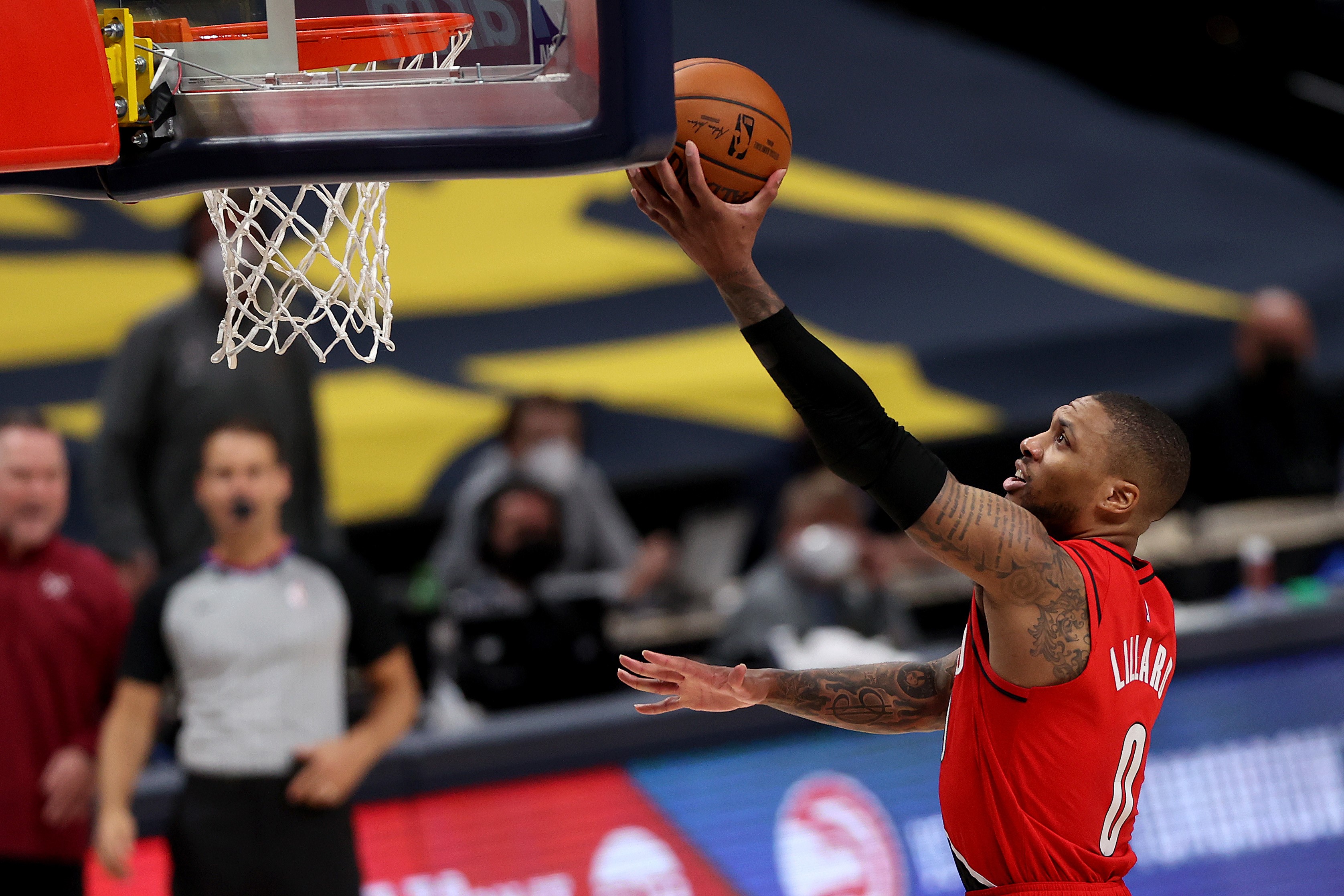 Bintang Portland Trail Blazers Damian Lillard melakukan lay-up dalam laga Gim 5 playoff NBA melawan Denver Nuggets.