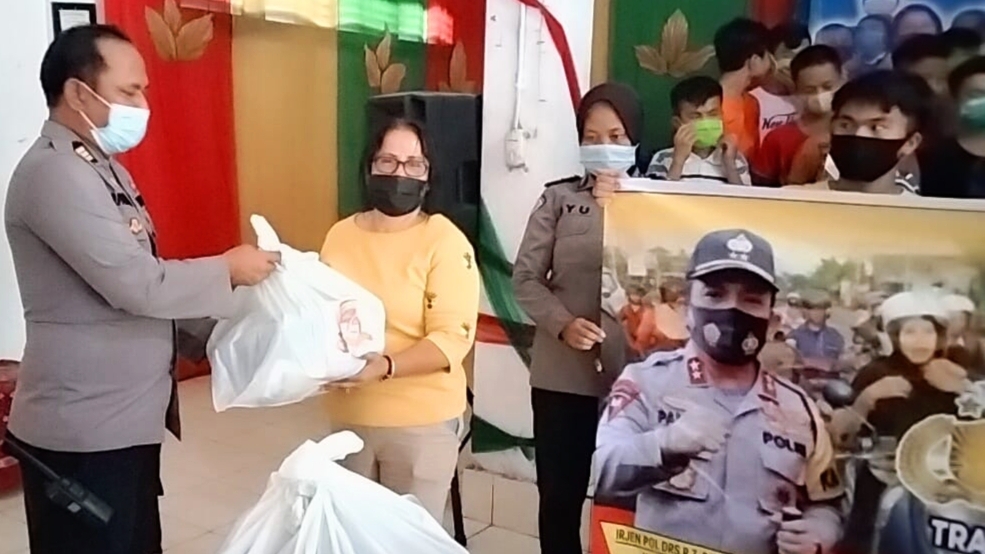 Penyerahan paket sembako kepada warga kurang mampu di lingkungan Mapolsek Sunggal, Kota Medan, Jumat (25/6).