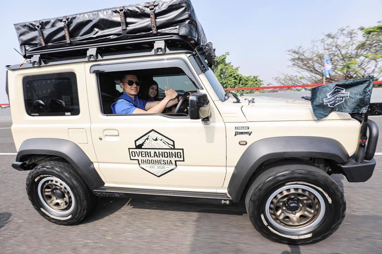 Ketua Umum Partai Demokrat Agus Harimurti Yudhoyono menyetir mobil Suzuki Jimny didampingi sang istri Annisa Pohan.