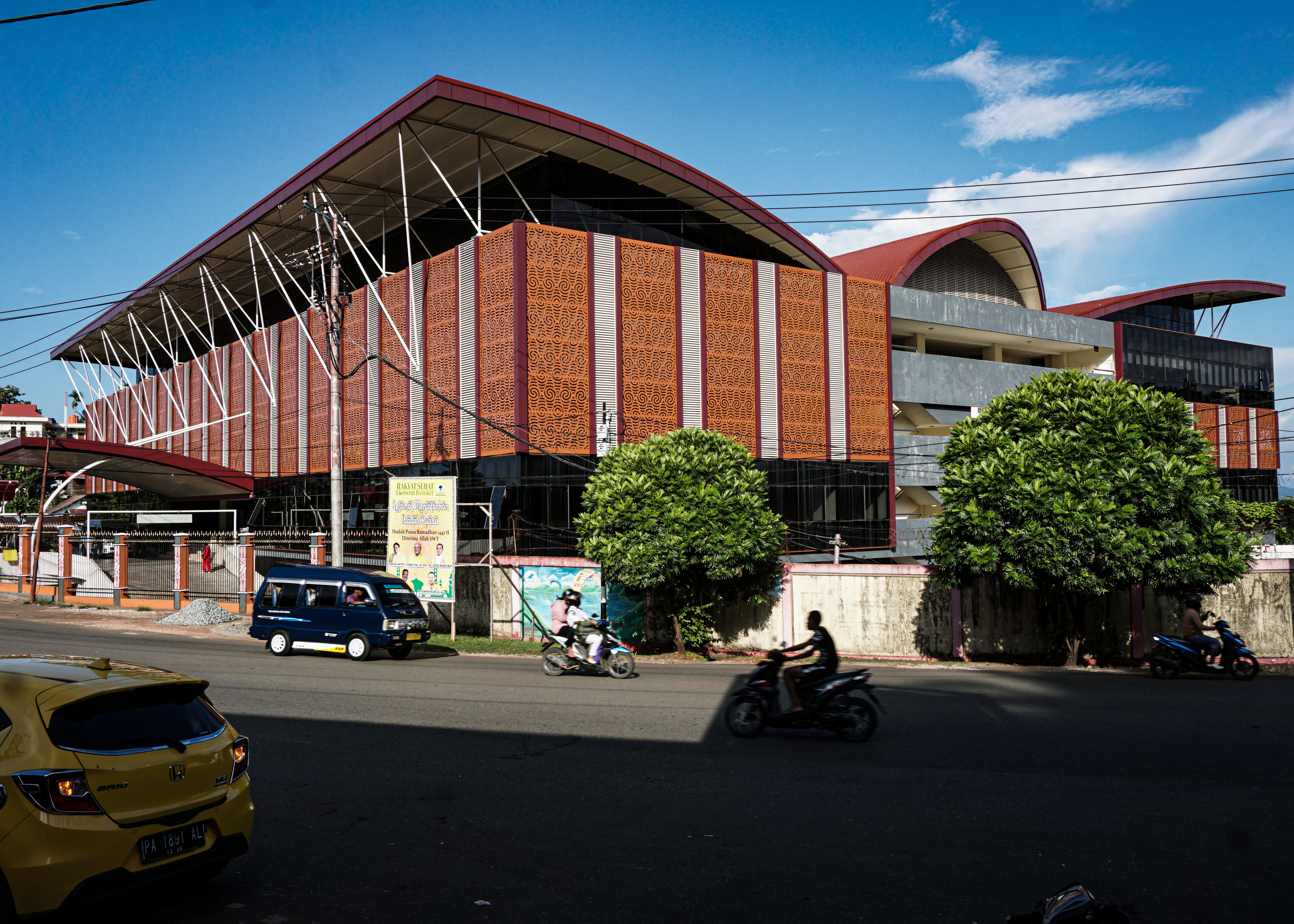 Sejumlah kendaraan melintasi Wisma Atlet Mandala Jayapura di Jayapura, Papua, Sabtu (19/6/2021)