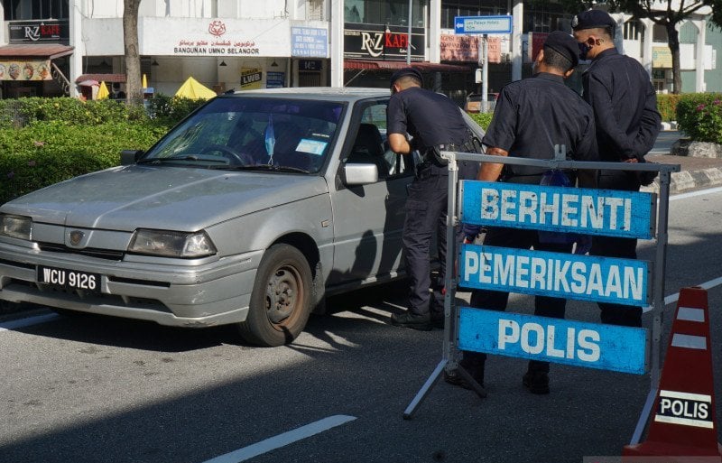 Blokade jalan oleh PDRM di Jalan Sultan Azlan Shah Kuala Lumpur. 