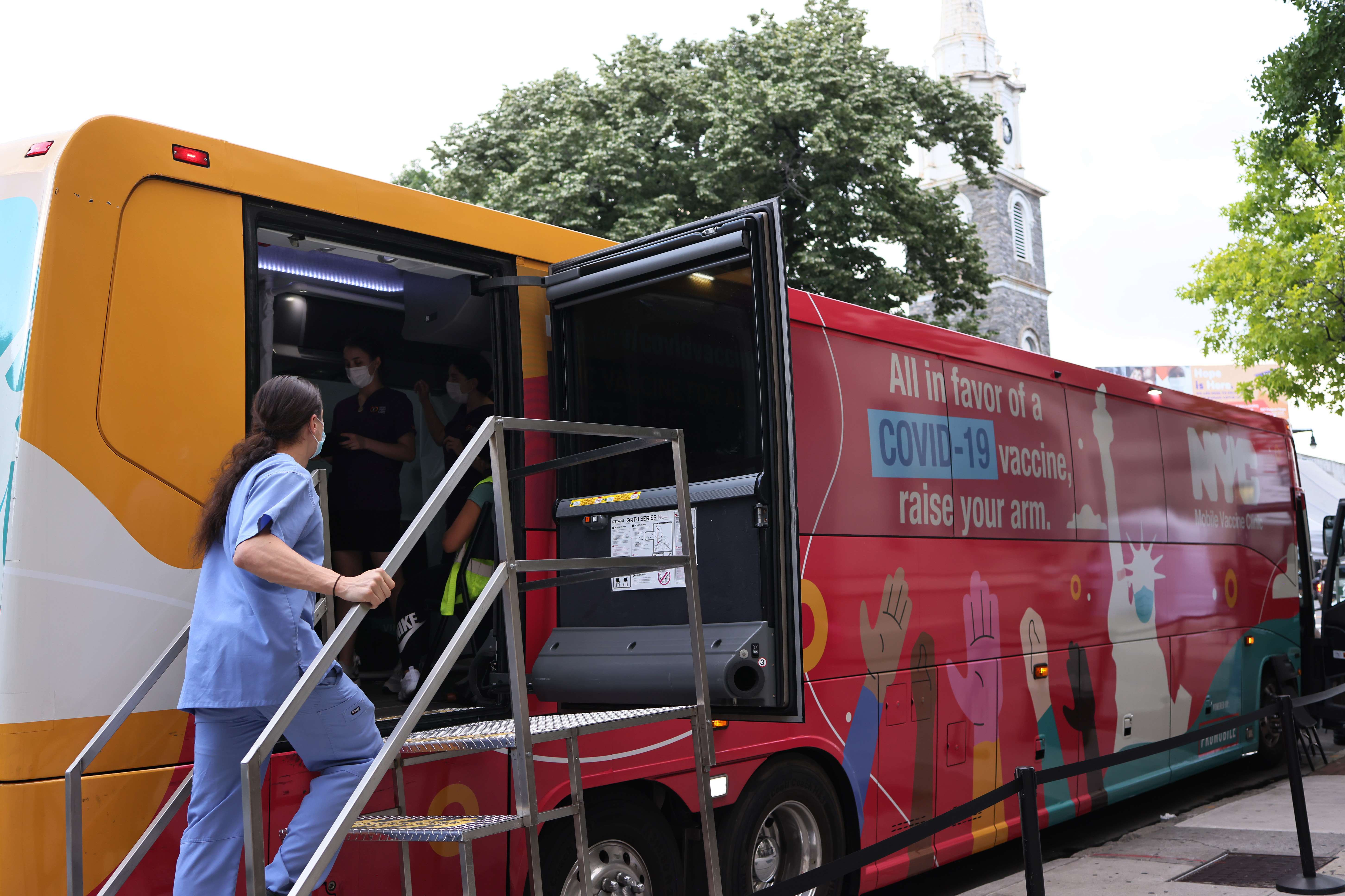 Petugas medis mempersiapkan bus vaksin Covid-19 keliling untuk melakukan vaksinasi di daerah Flatbush, Brooklyn, New York, AS, Rabu (9/6).