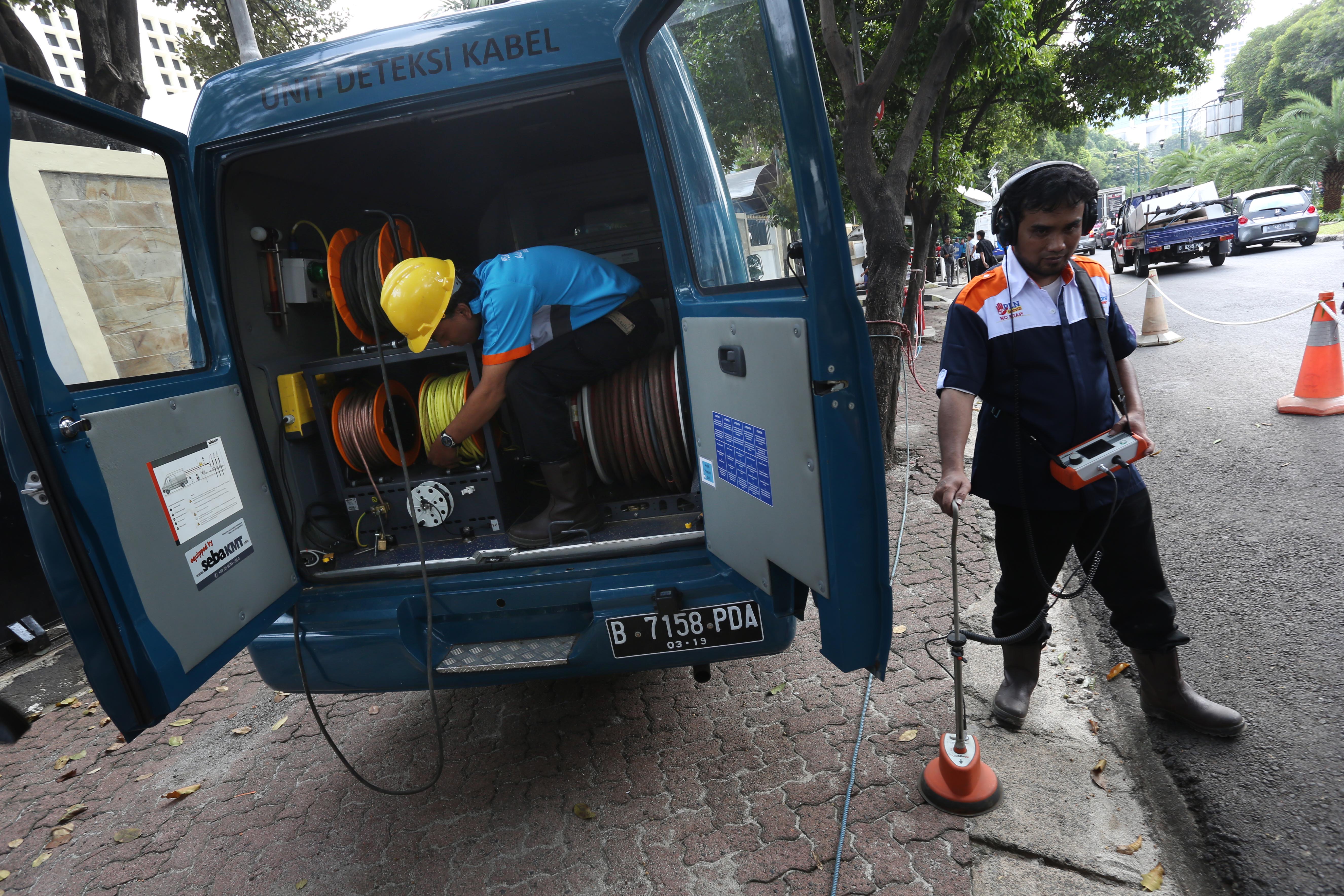 Petugas PLN menjaga keandalan pasokan listrik di rumah sakit-rumah sakit rujukan pasien Covid-19.