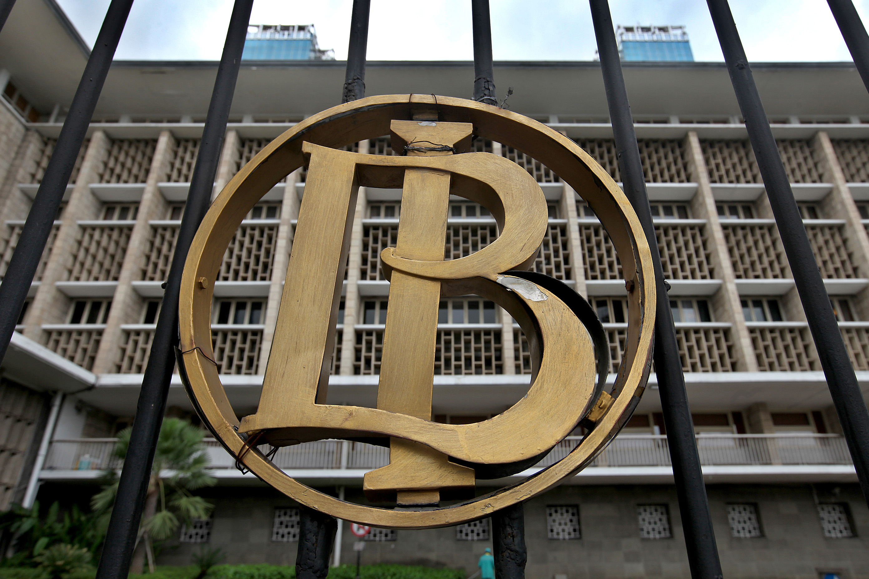 Logo Bank Indonesia yang terpasang di pagar gedung.