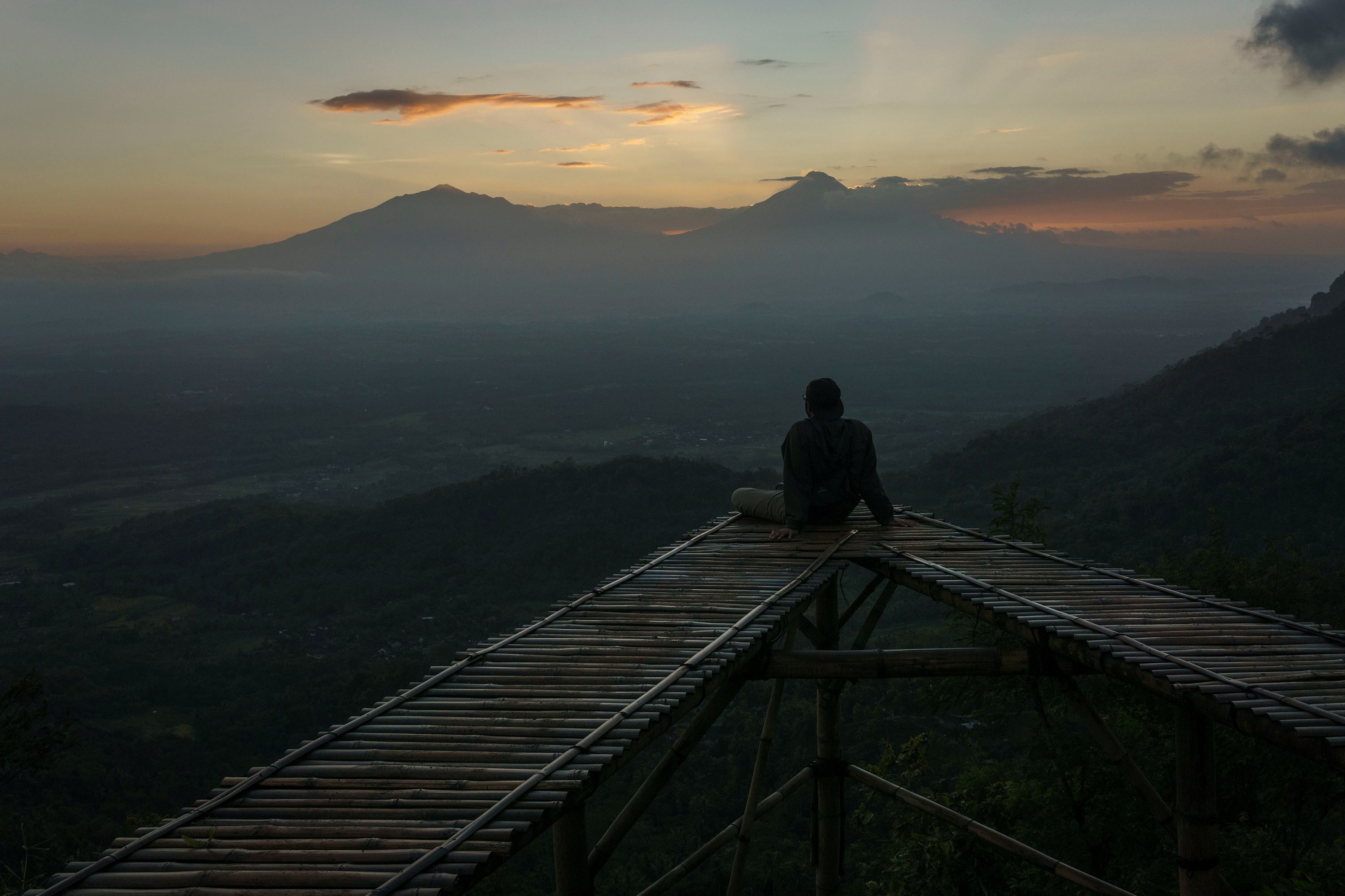 Wisatawan menikmati suasana matahari terbit di Punthuk Mongkrong, perbukitan Menoreh, Giri Tengah, Borobudur, Magelang, Jawa Tengah.