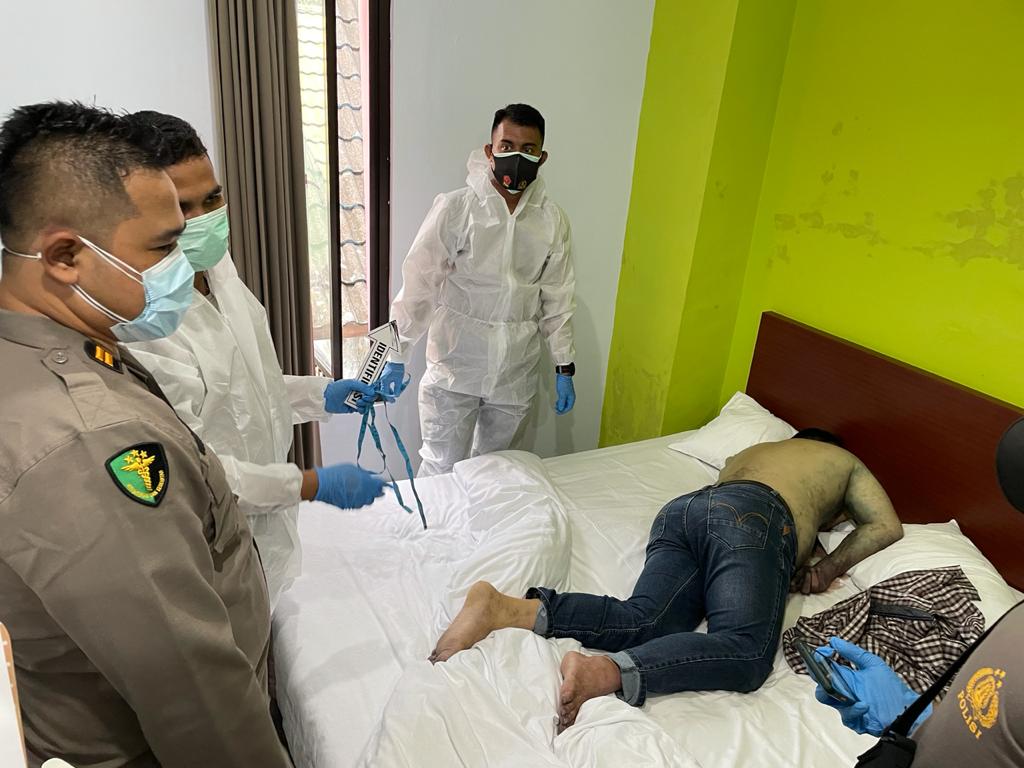 Korban saat ditemukan sudah tak bernyawa diduga karena serangan jantung.