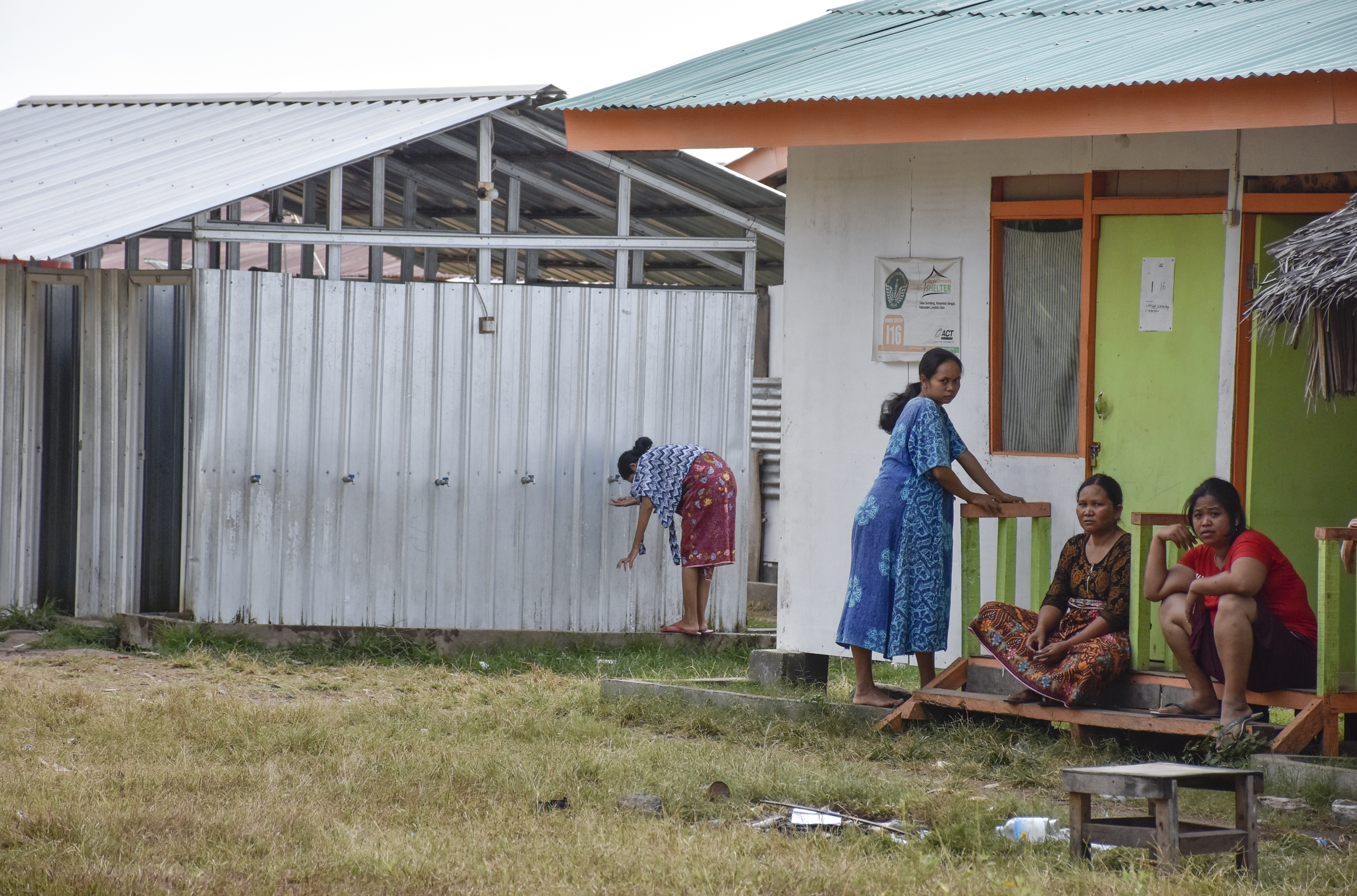 Sejumlah korban gempa berada di komplek hunian sementara di Desa Gondang, Kecamatan Gangga, Tanjung, Lombok Utara, NTB.