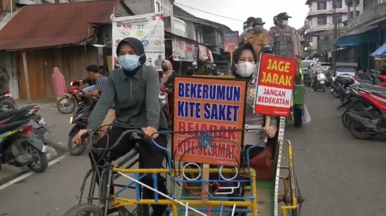 Tim Satgas Covid-19 Tanjungjabung Barat, Jambi, Selasa petang keliling keluar masuk kampung di Kota Kuala Tungkal ajak warga terapkan prokes