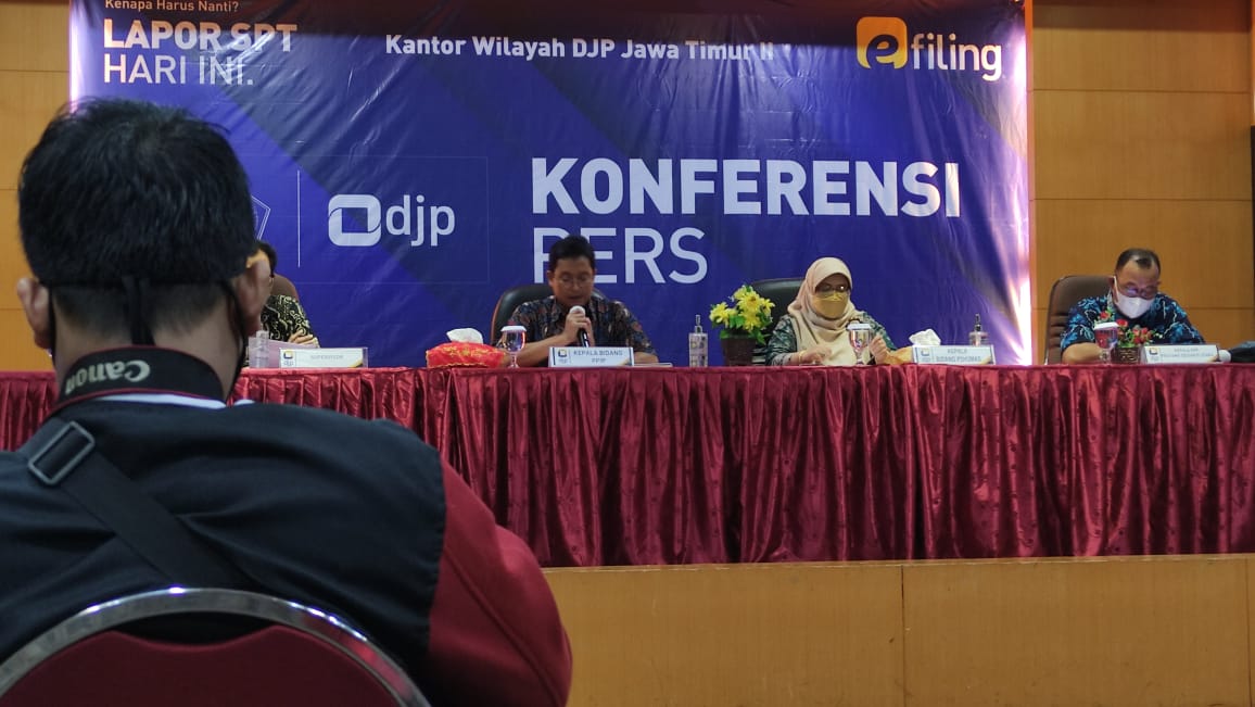 Kanwil Direktorat Pajak Jawa Timur II saat menggelar konferensi pers terkait vonis terhadap dua pengemplang pajak 