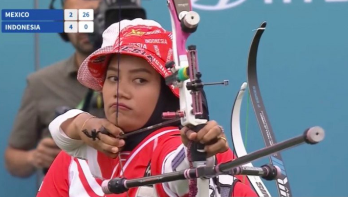 Atlet panahan Indonesia, Diananda Choirunnisa, melepaskan anak panah saat mengikuti turnamen kualifikasi Olimpiade Piala Dunia Panahan 2021 