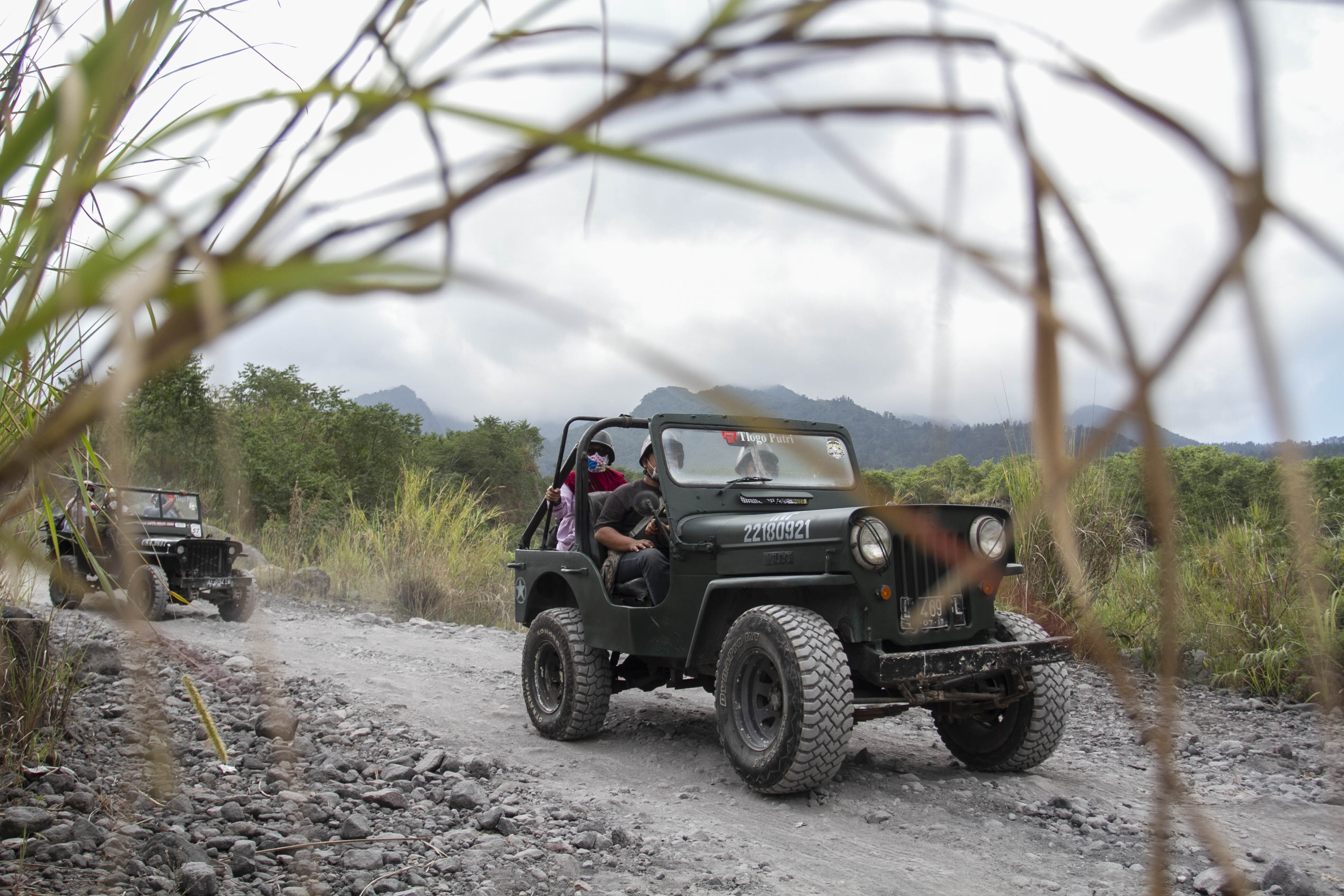 Wisatawan menaiki mobil jip saat mengikuti wisata lava tour Merapi di Kaliadem, Cangkringan, Sleman, DI Yogyakarta, Selasa (28/7/2020)