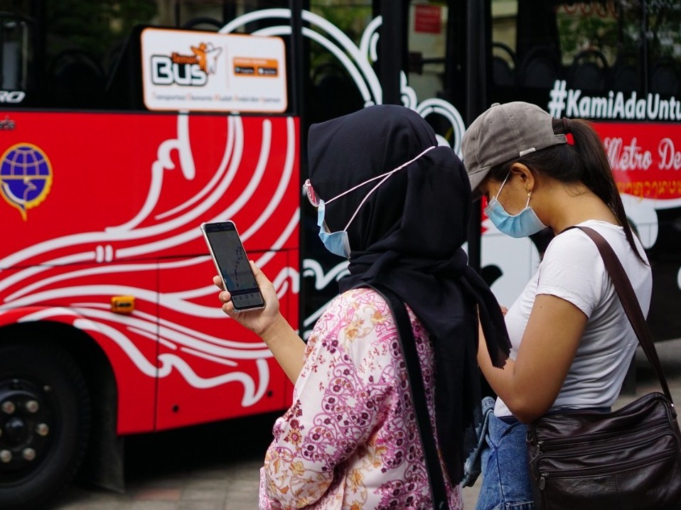 Warga menikmati layanan Teman Bus.