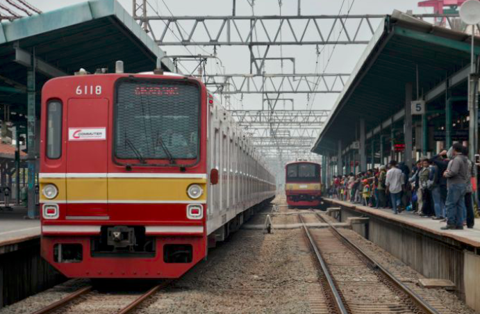 Ilustrasi - Suasana pengguna Kereta Rangkaian Listrik (KRL) di Stasiun Manggarai, Jakarta Selatan.