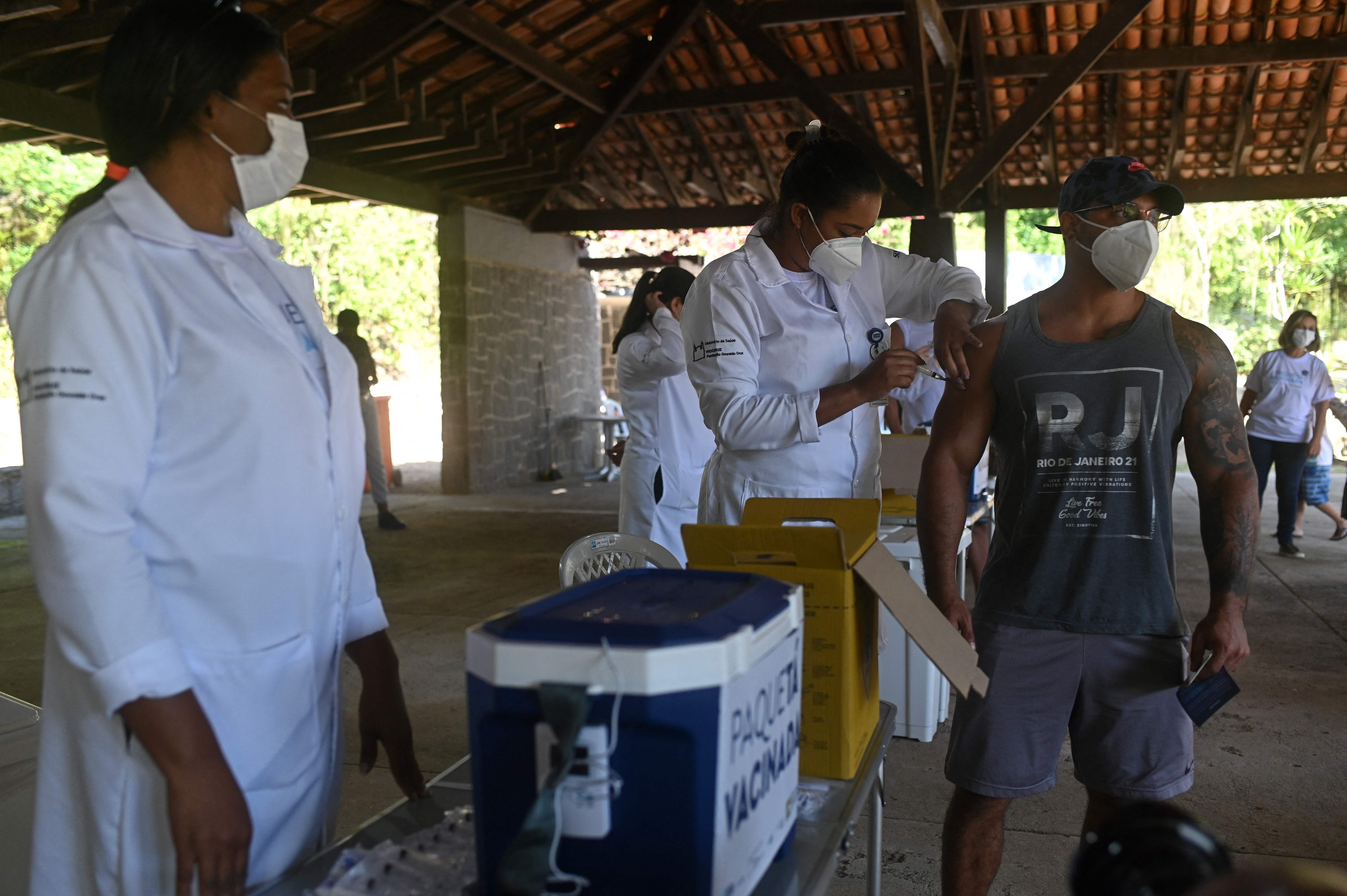 Petugas menyuntikkan vaksin covid-19 kepada warga di Rio de Janeiro, Brasil.