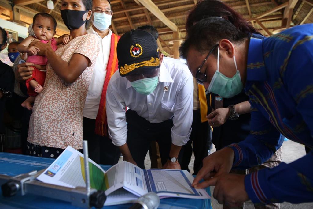 Kepala BKKBN Hasto Wardoyo mengunjungi Posyandu. 