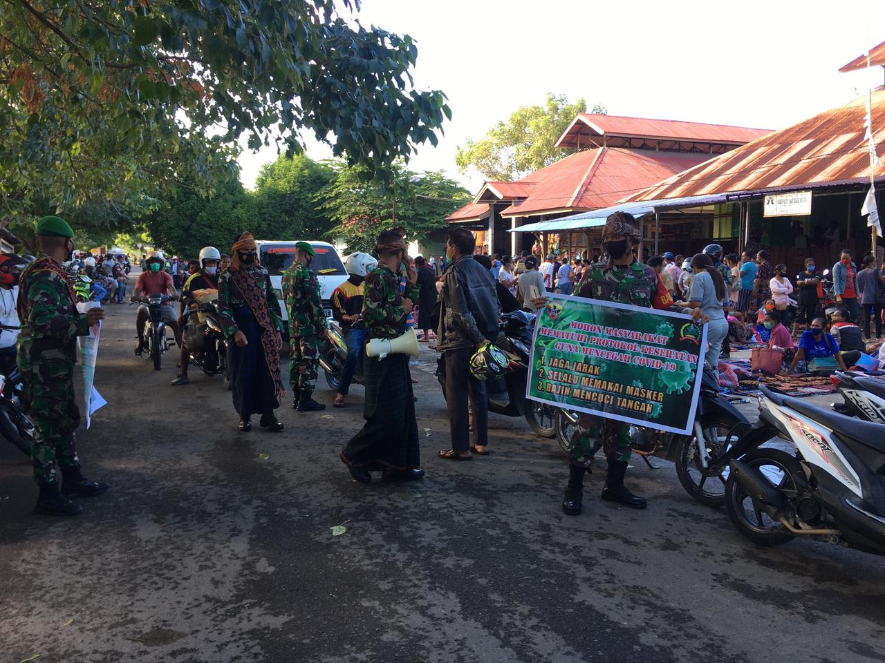 Prajurit TNI AD di Kabupaten Sikka, NTT sosialisasikan prokes dengan berpakaian adat daerah setempat, Selasa (22/6)