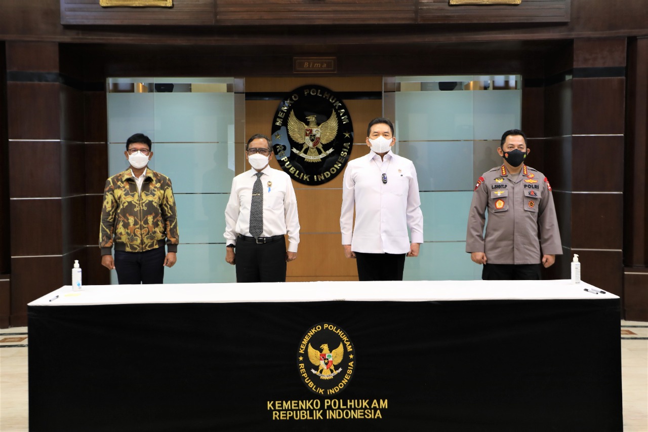 Menko Polhukam Mahfud MD bersama Jaksa Agung, Kapolri dan Menkominfo menandatangani SKB terkait dengan pedoman UU ITE