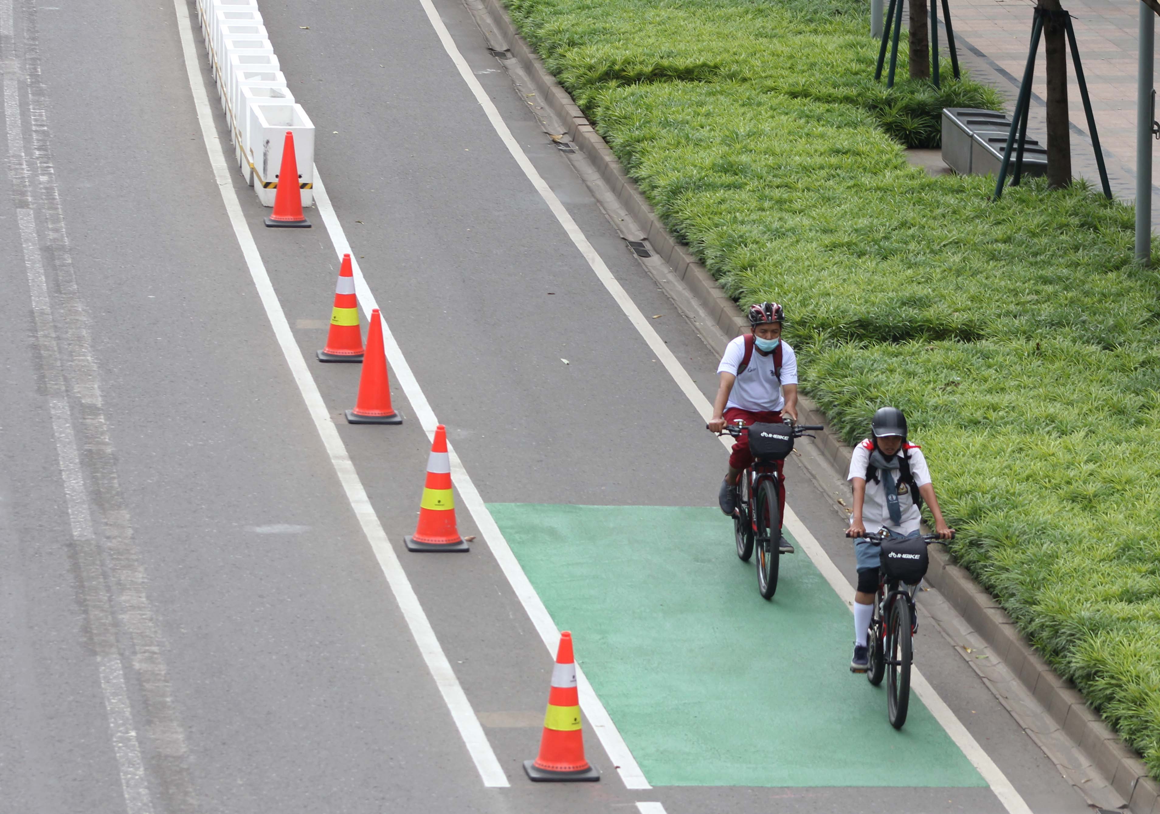 Pengendara Sepeda melintasi dijalur khusus yang disediakan Dinas Perhubungan (Dishub) DKI Jakarta di Jalan Jendral Sudirman