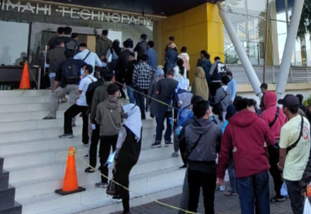 Warga berbaris masuk dalam Gedung Cimahi Technopark untuk menerima vaksin, Sabtu (26/6).