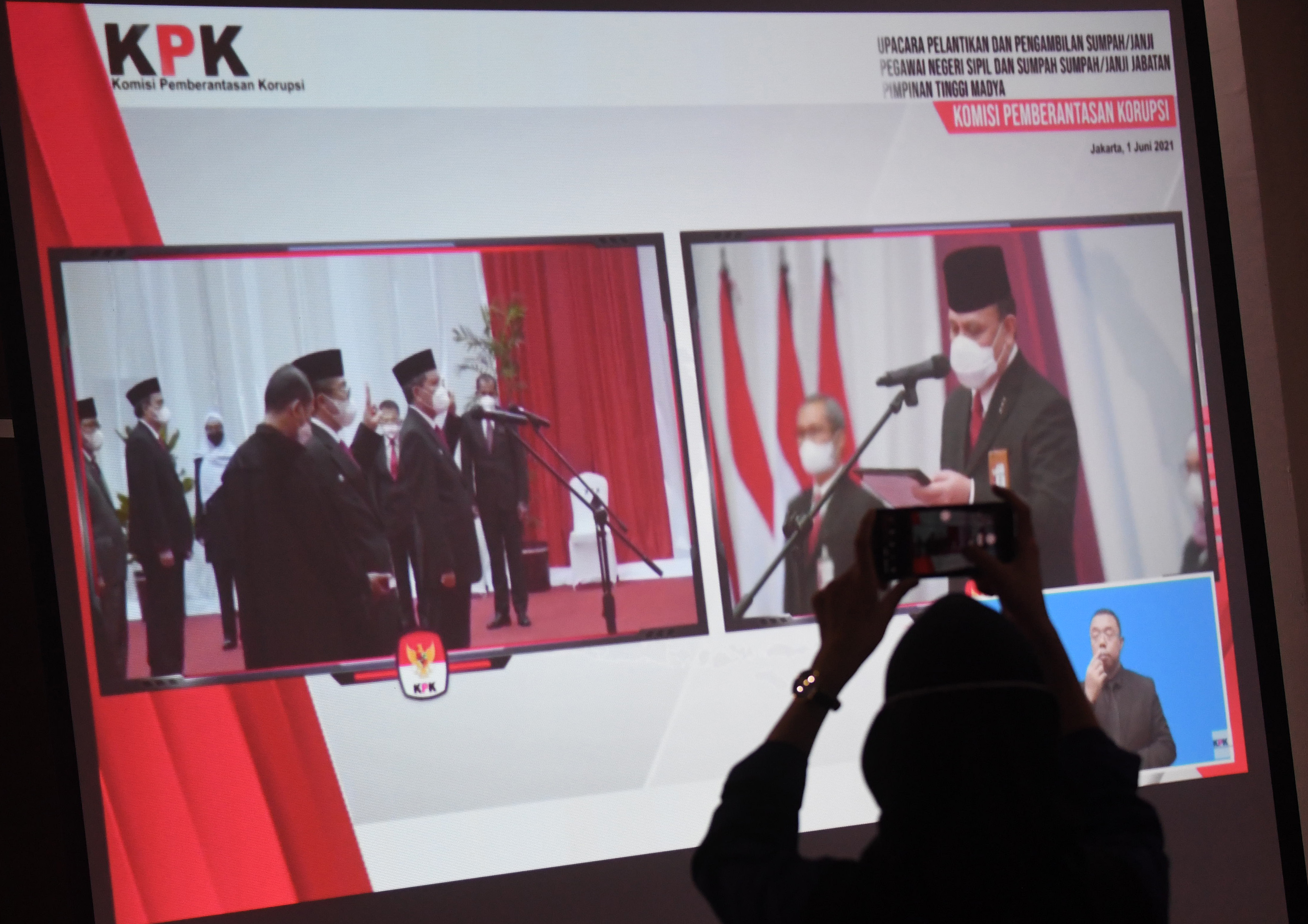 Tampilan layar proses pelantikan alih status pegawai KPK menjadi ASN