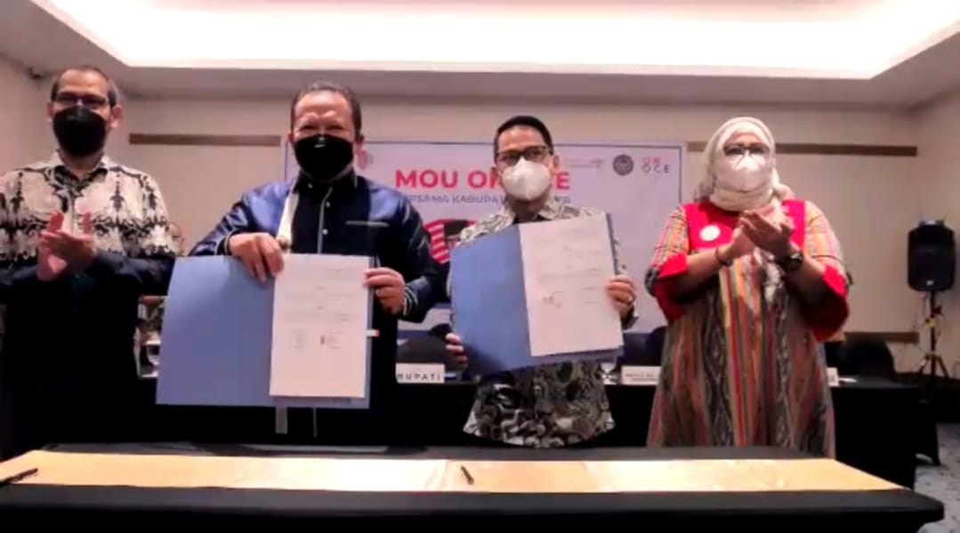 Penandatangan kerja sama Pemerintah Kabupaten Jember dan OK OCE yang disaksikan Menparekraf Sandiaga Uno. 