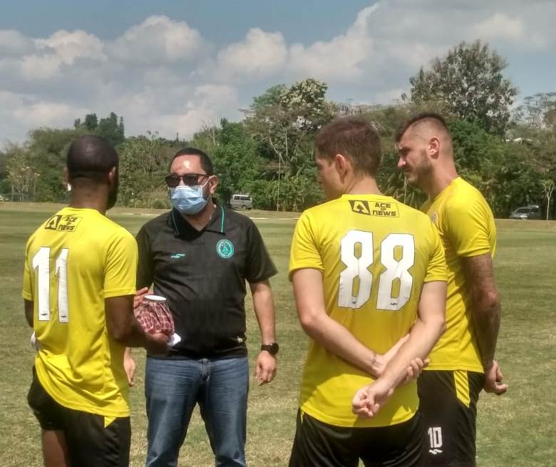 Direktur Utama PT PSS, Marco Gracia Paulo (kaos hitam).