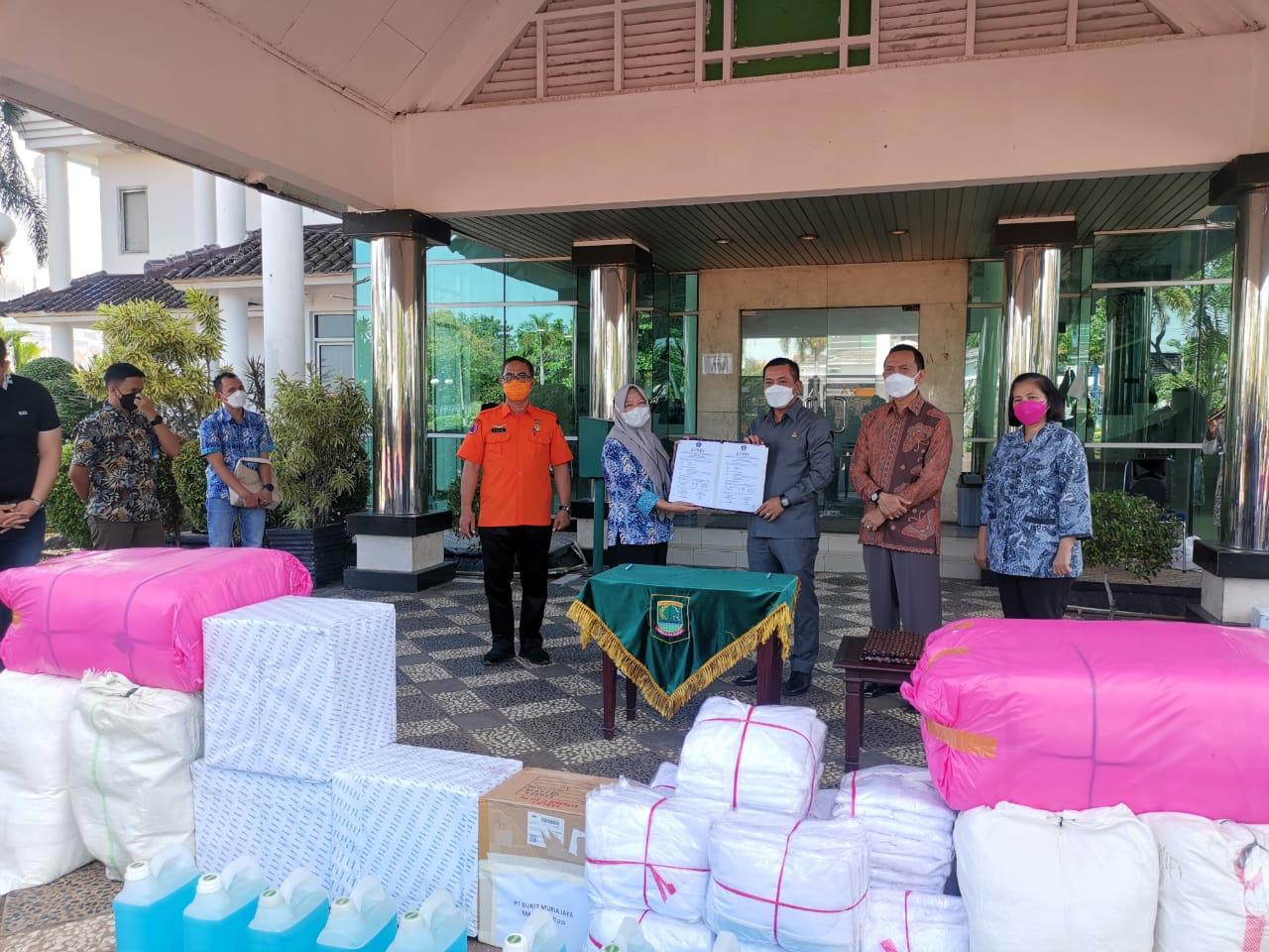  Peruri menyumbang APD kesehatan berupa 200 pcs baju hazmat dan 50 liter hand-sanitizer bagi tenaga medis di Karawang. 