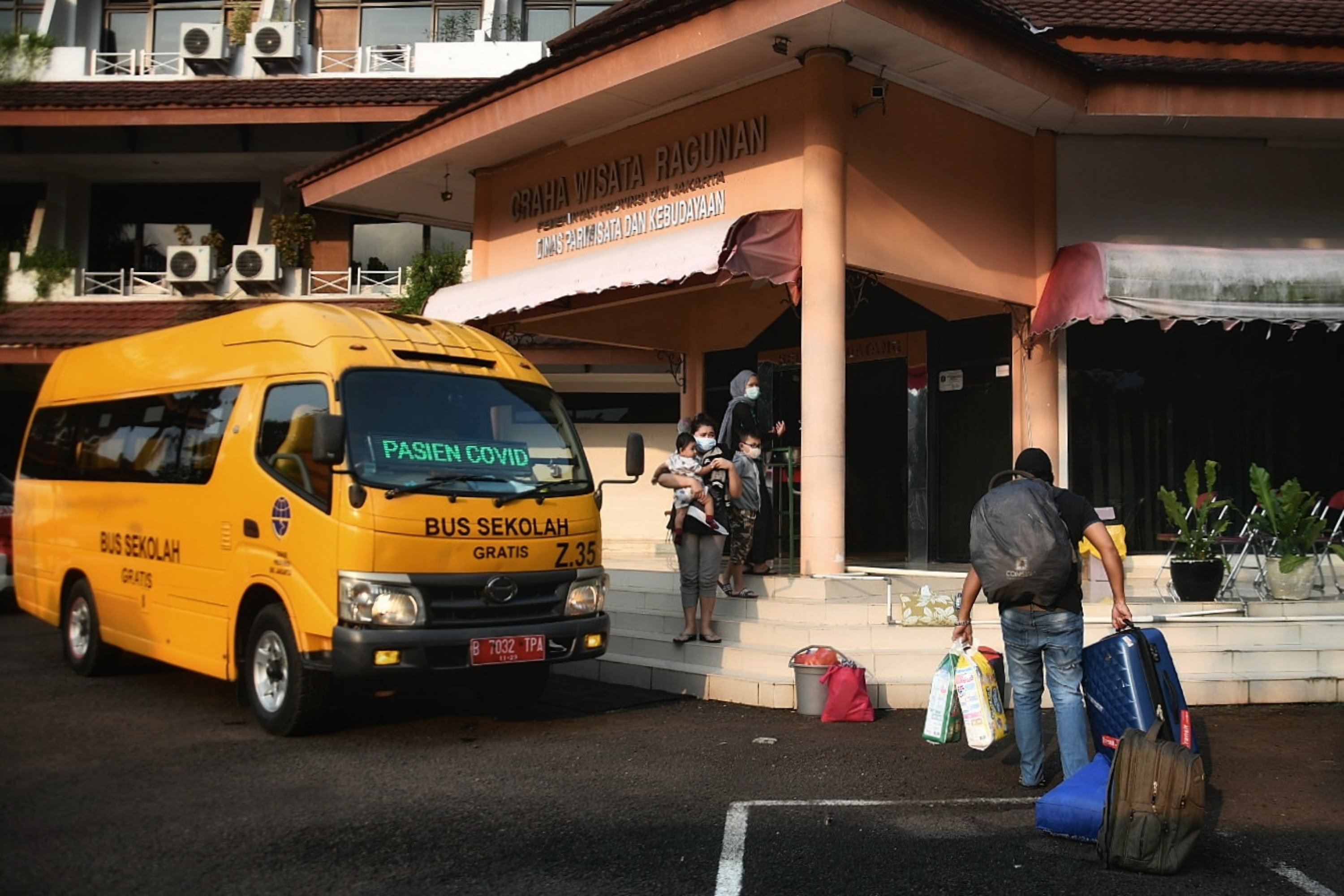 Alih fungsi Graha Wisata Ragunan menjadi fasilitas isolasi mandiri pasien Covid-19 OTG