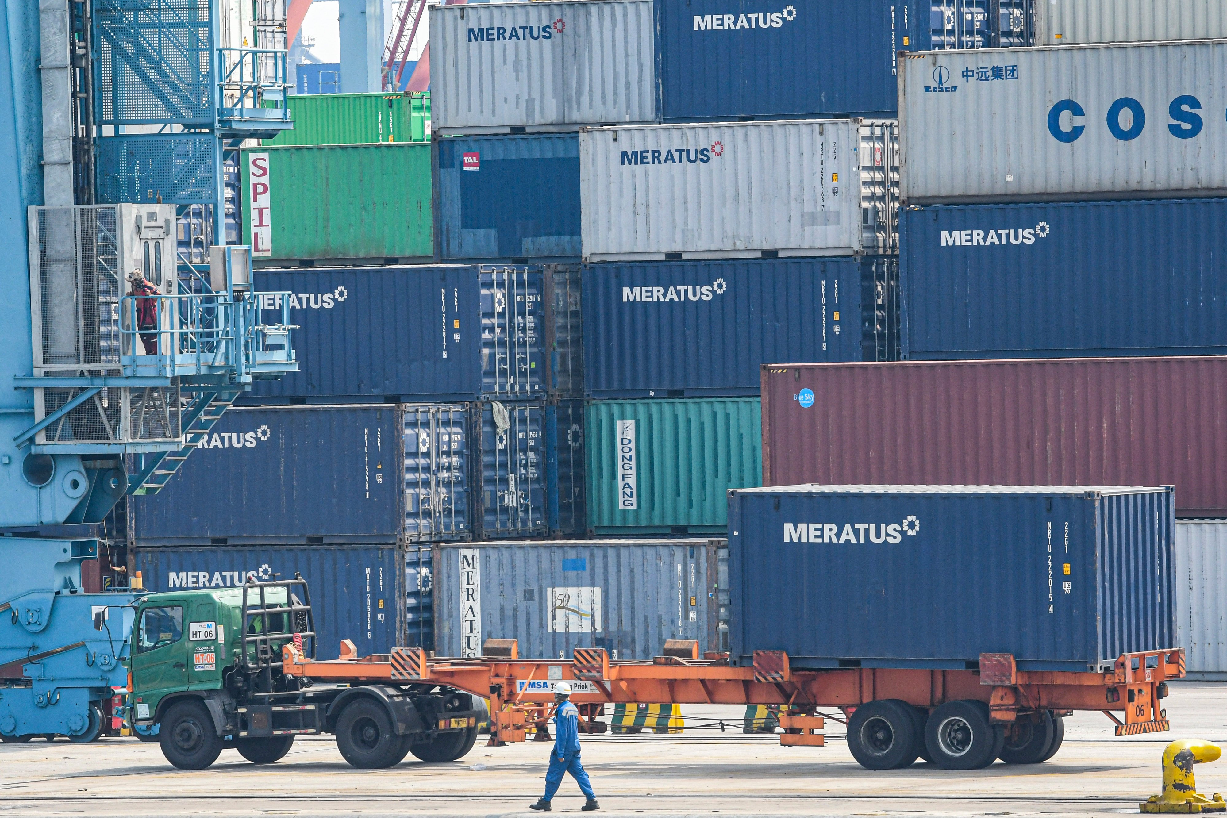  Pekerja melakukan aktivitas bongkar muat di Pelabuhan Bongkar Muat Tanjung Priok milik Pelindo II, Jakarta.