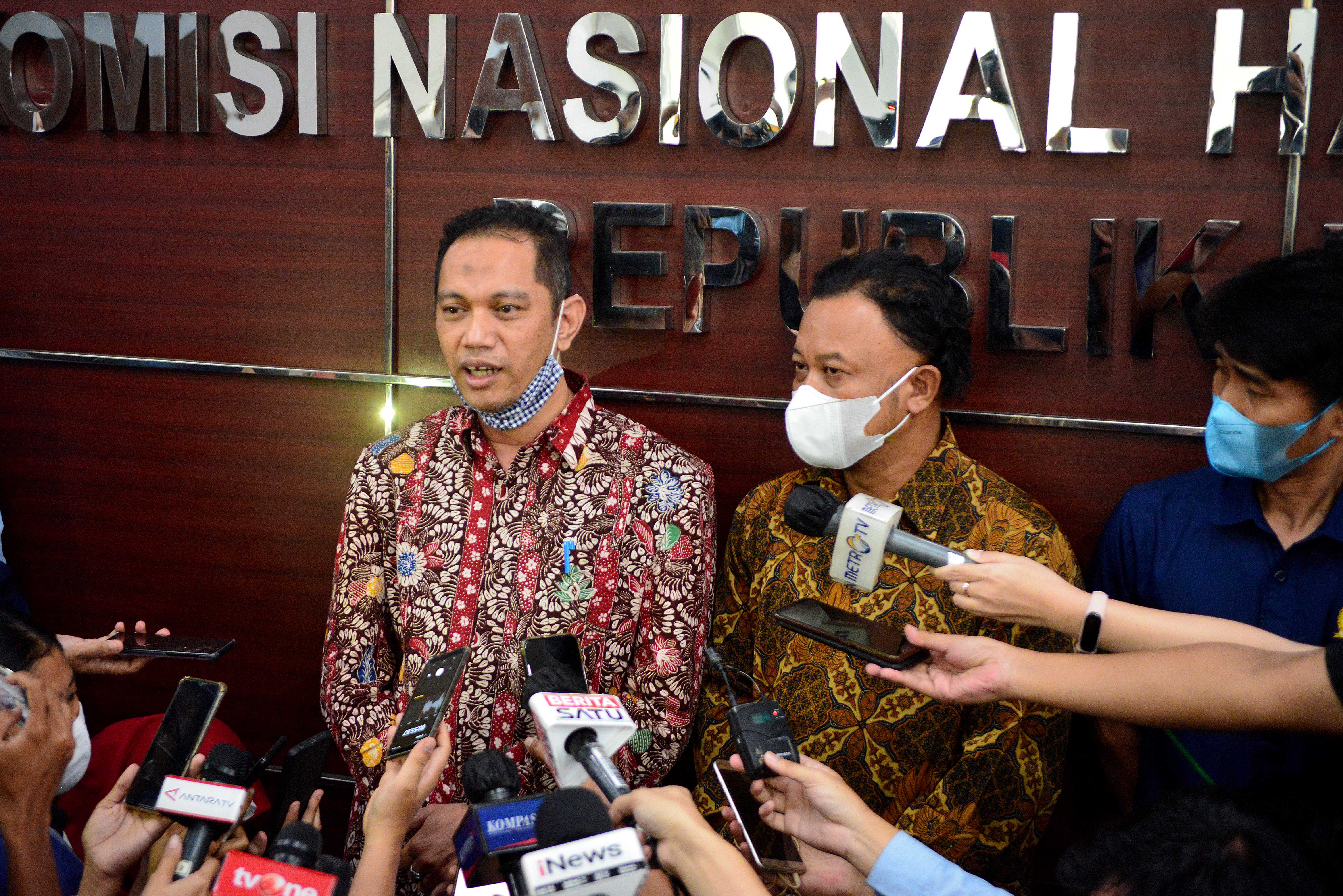 Komisioner KOmnas HAM Choirul Anam dan Komisioner KPK Nurul Ghuforn