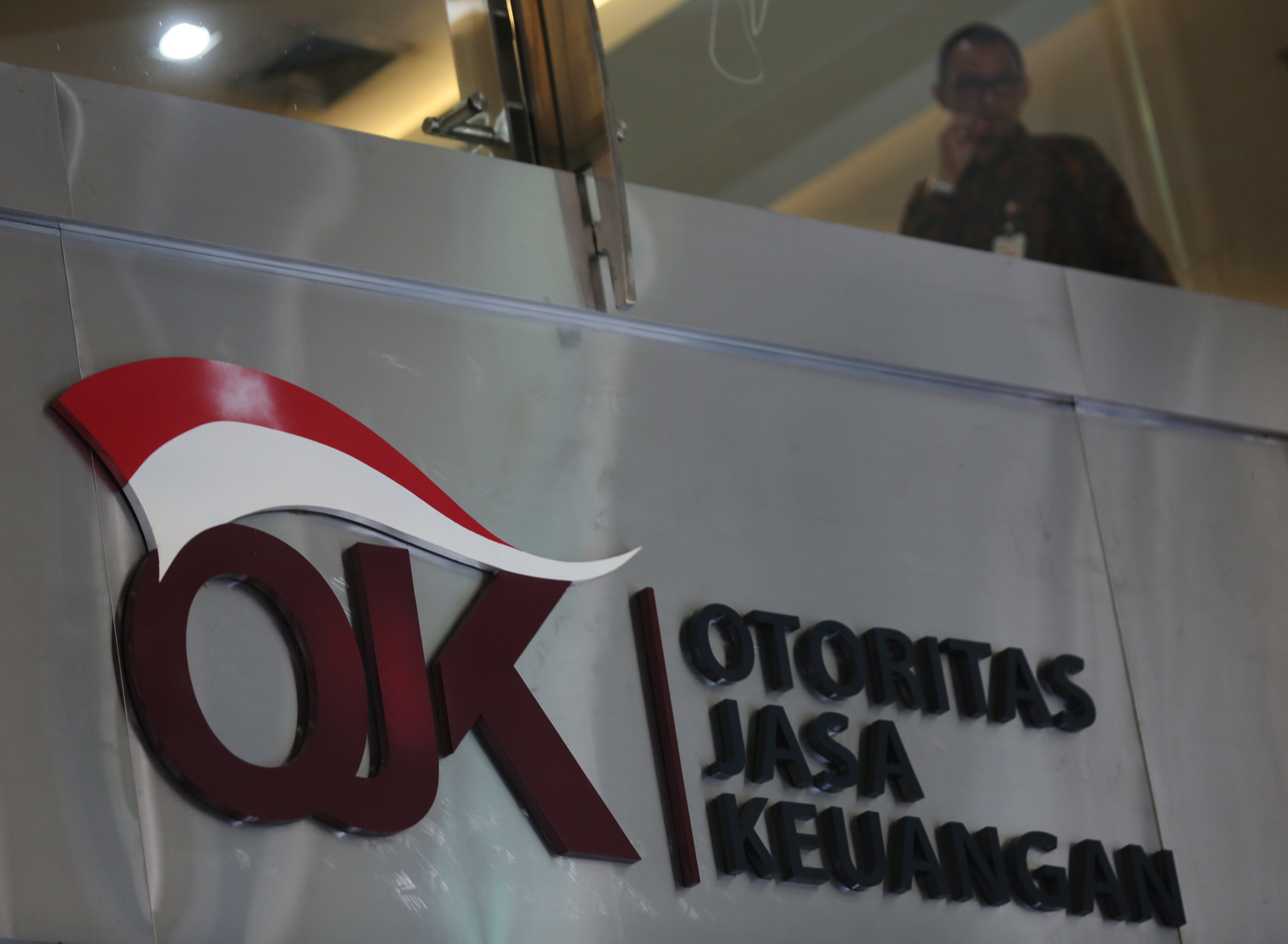 Logo OJK terpasang di dalam gedung kantor pusat.