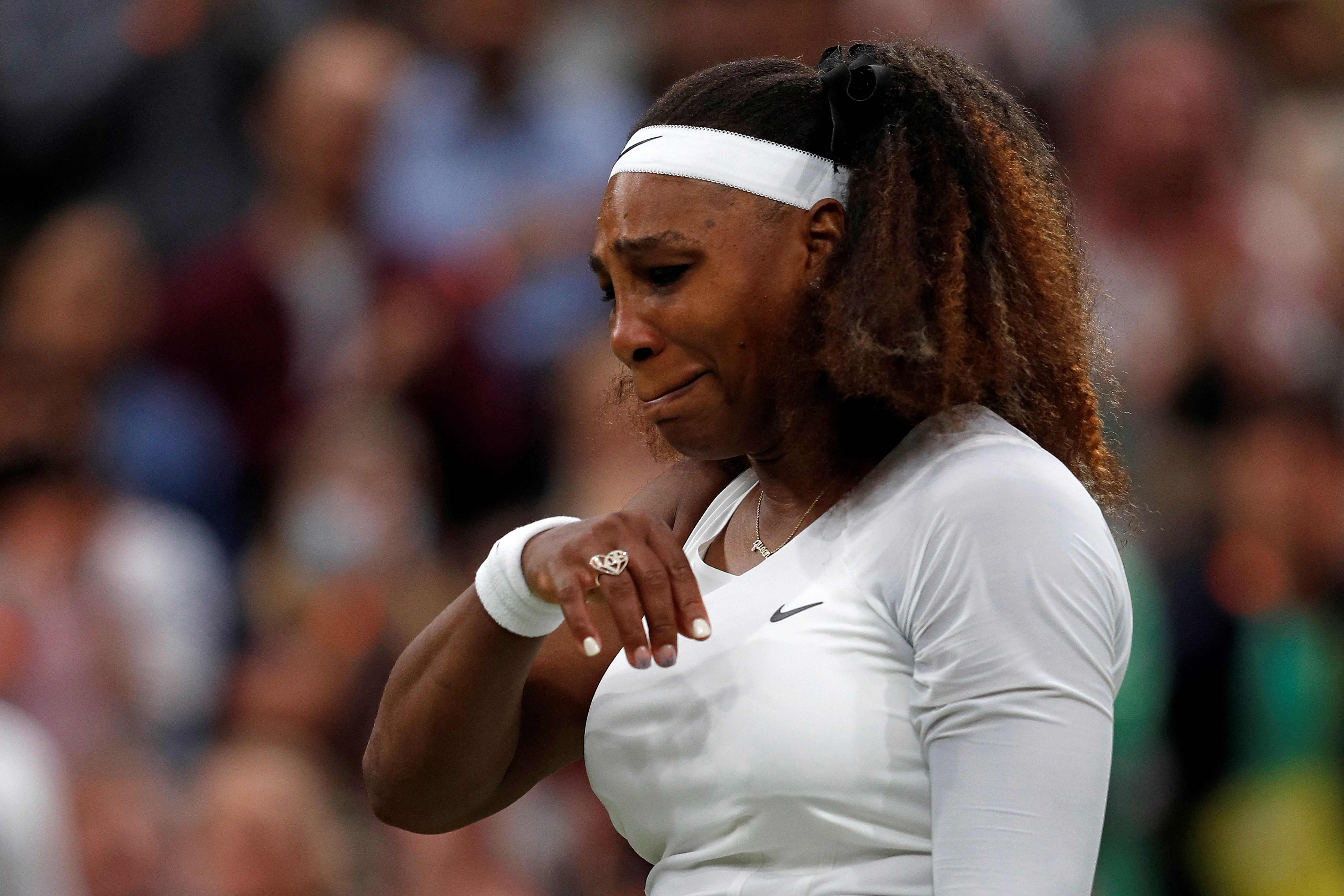 Petenis AS Serena Williams menangis saat terpaksa mengundurkan diri dari Wimbledon karena cedera.